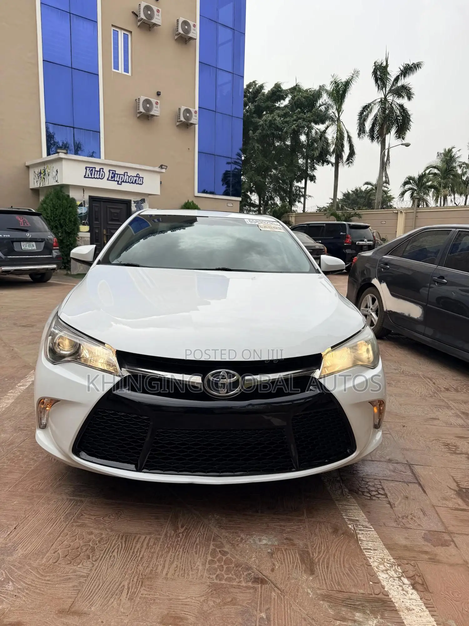 Toyota Camry SE w/Special Edition Pkg (2.5L 4cyl 6A) 2016 White