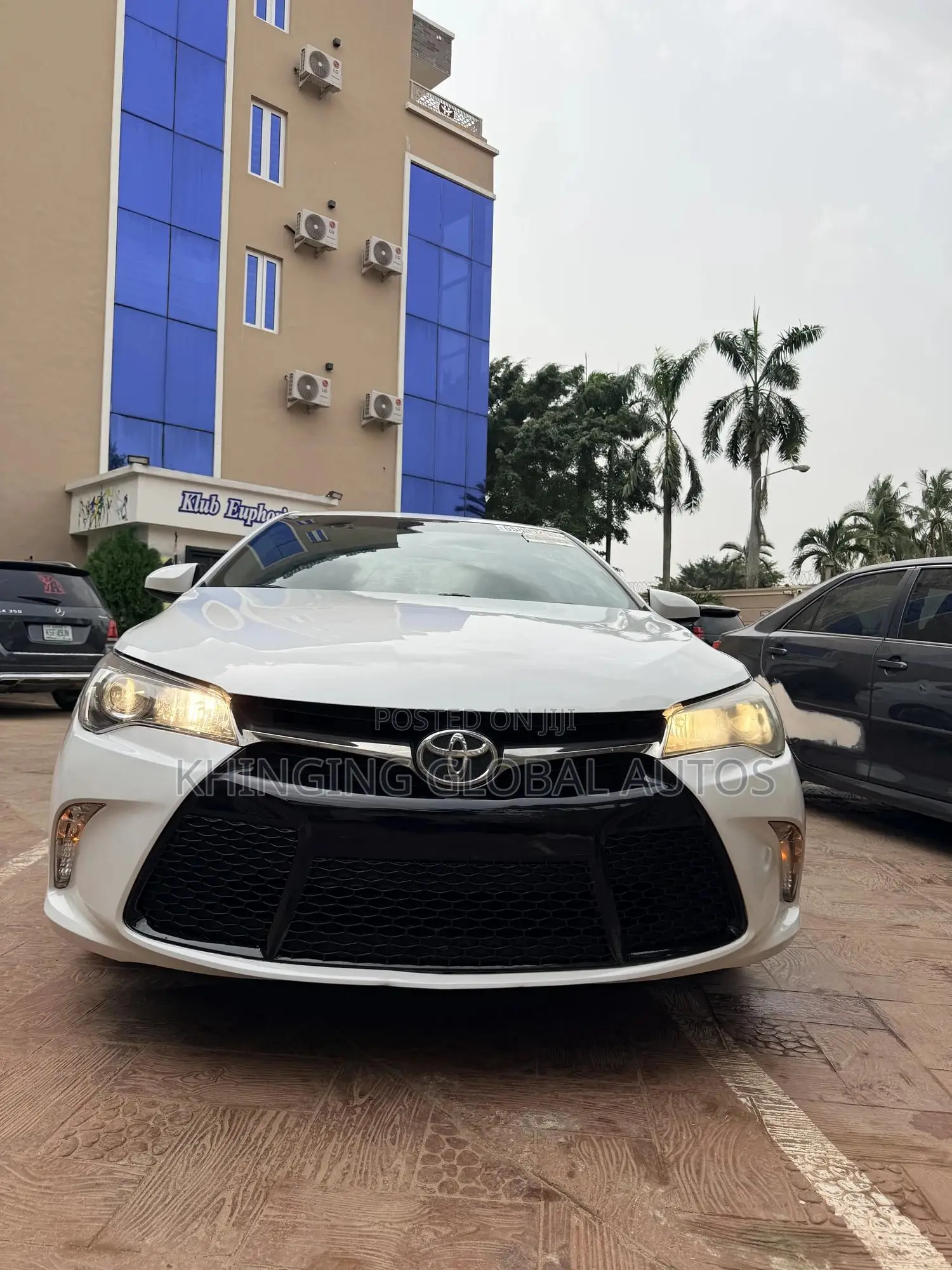 Toyota Camry SE w/Special Edition Pkg (2.5L 4cyl 6A) 2016 White