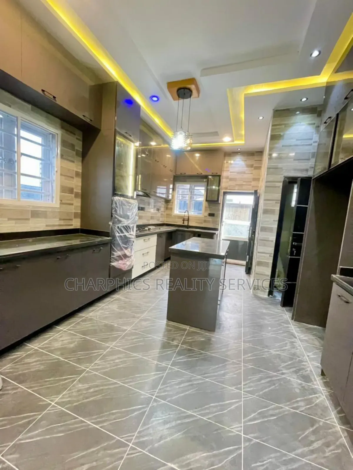 5bdrm Duplex in Osapa london for sale