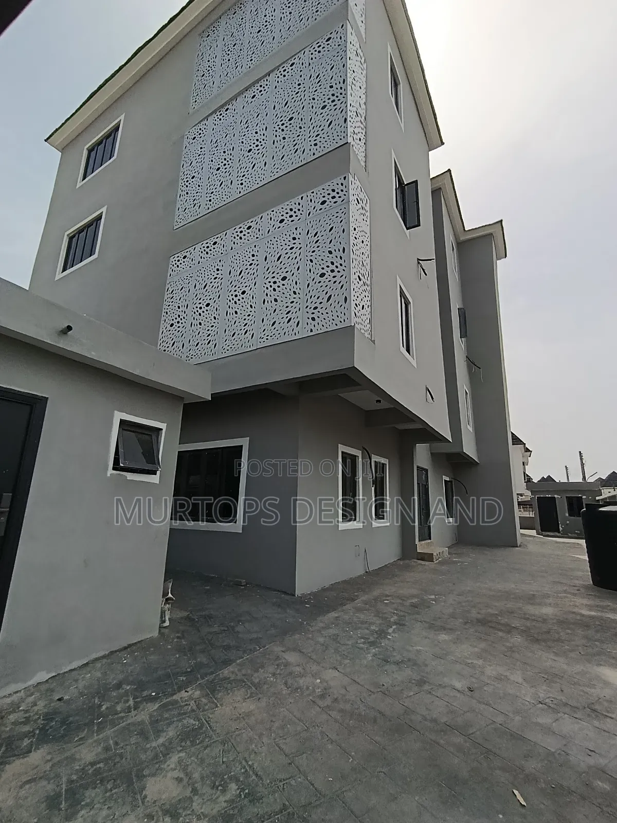 A Spacious Office Space Directly on the Road
