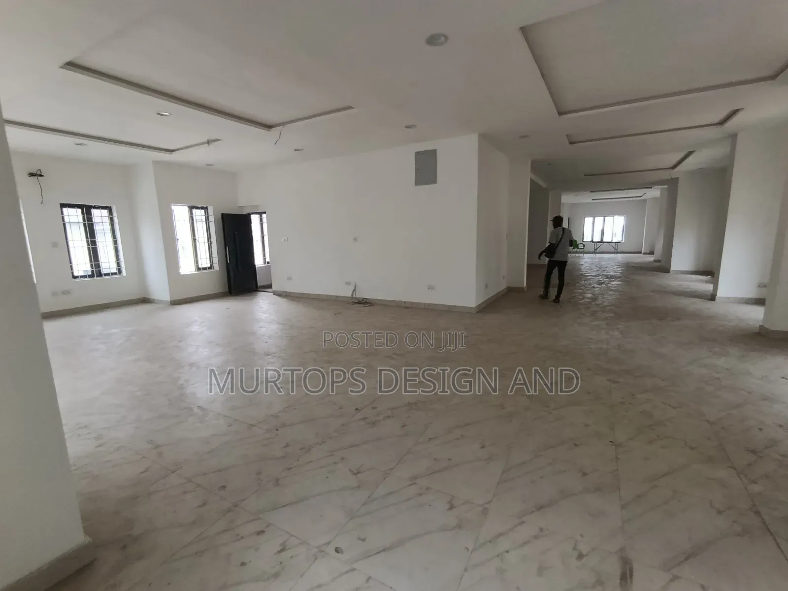 A Spacious Office Space Directly on the Road