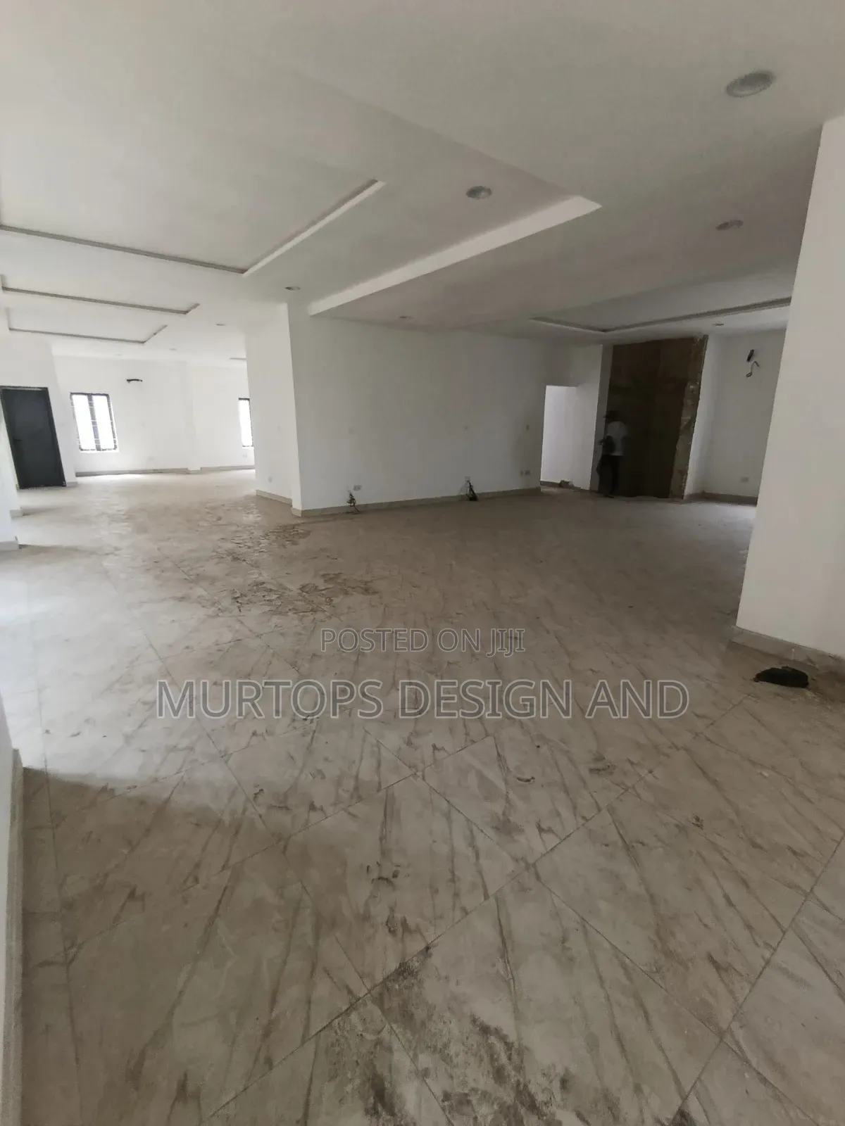 A Spacious Office Space Directly on the Road