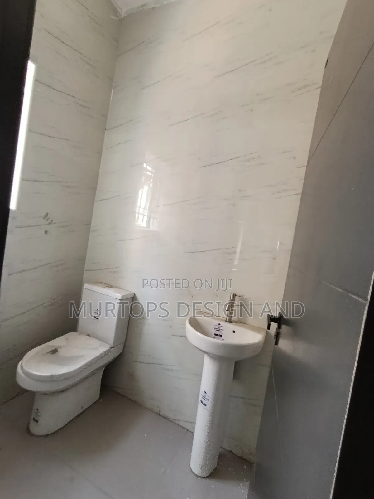 A Spacious Office Space Directly on the Road