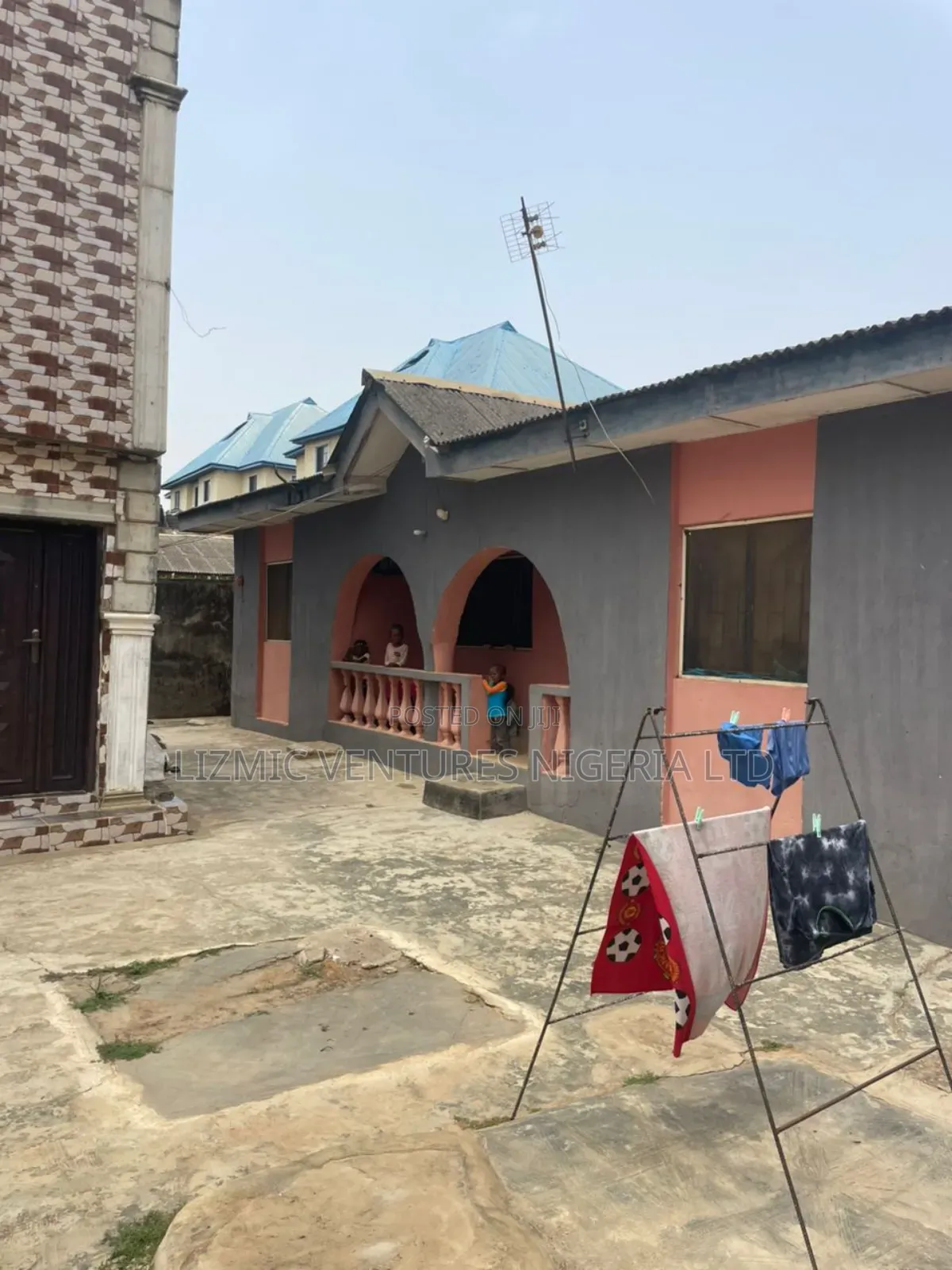 3bdrm Block of Flats in Isuti Rd, Igando / Ikotun/Igando for sale