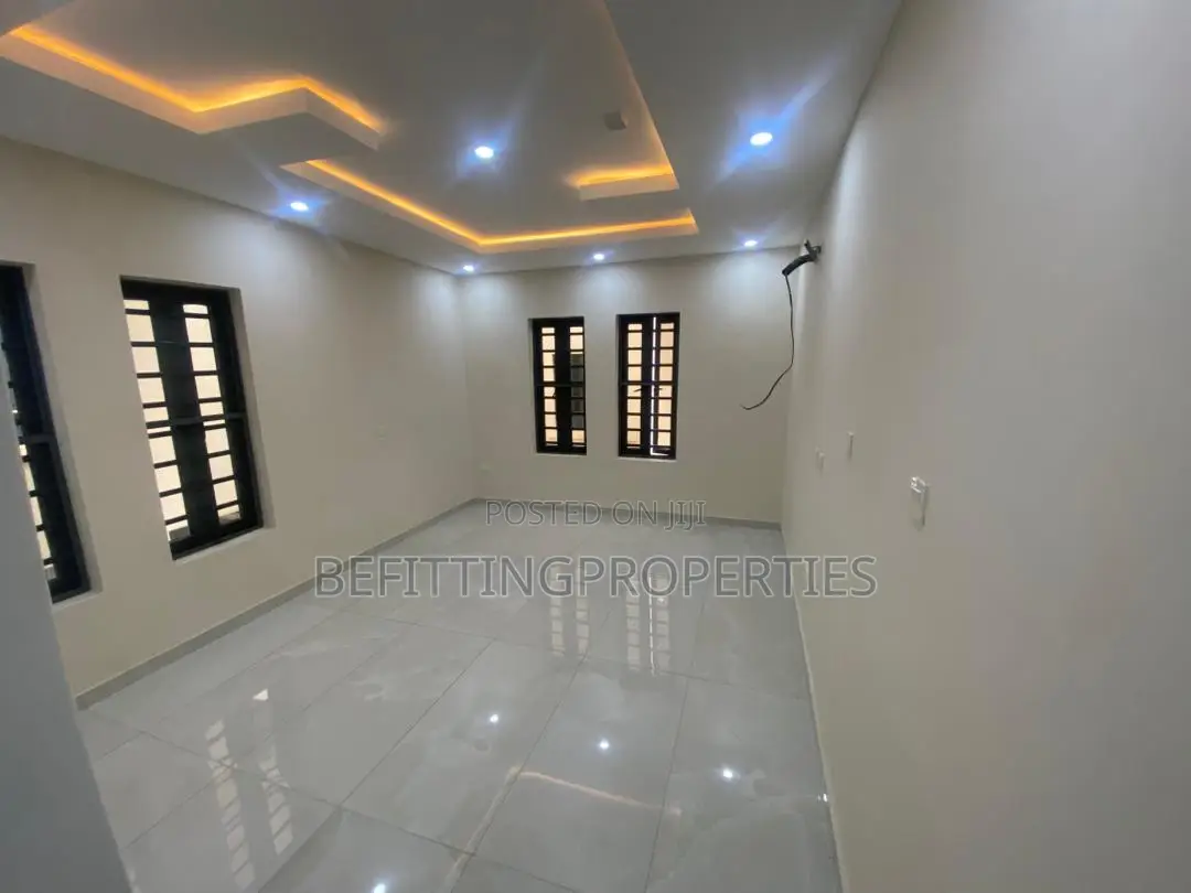 3bdrm Apartment in Ikeja G.R.A for rent