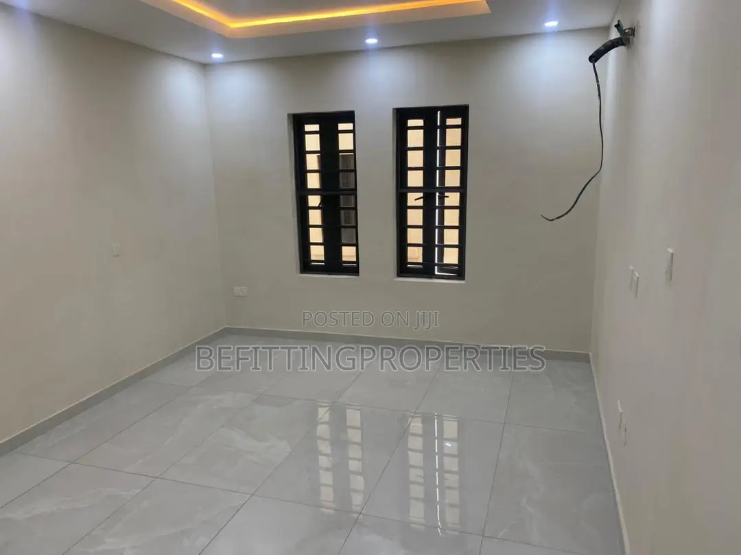 3bdrm Apartment in Ikeja G.R.A for rent