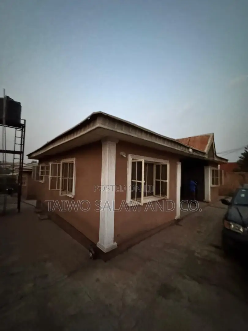2bdrm Block of Flats in Omolayo Estate, Akala Express for sale