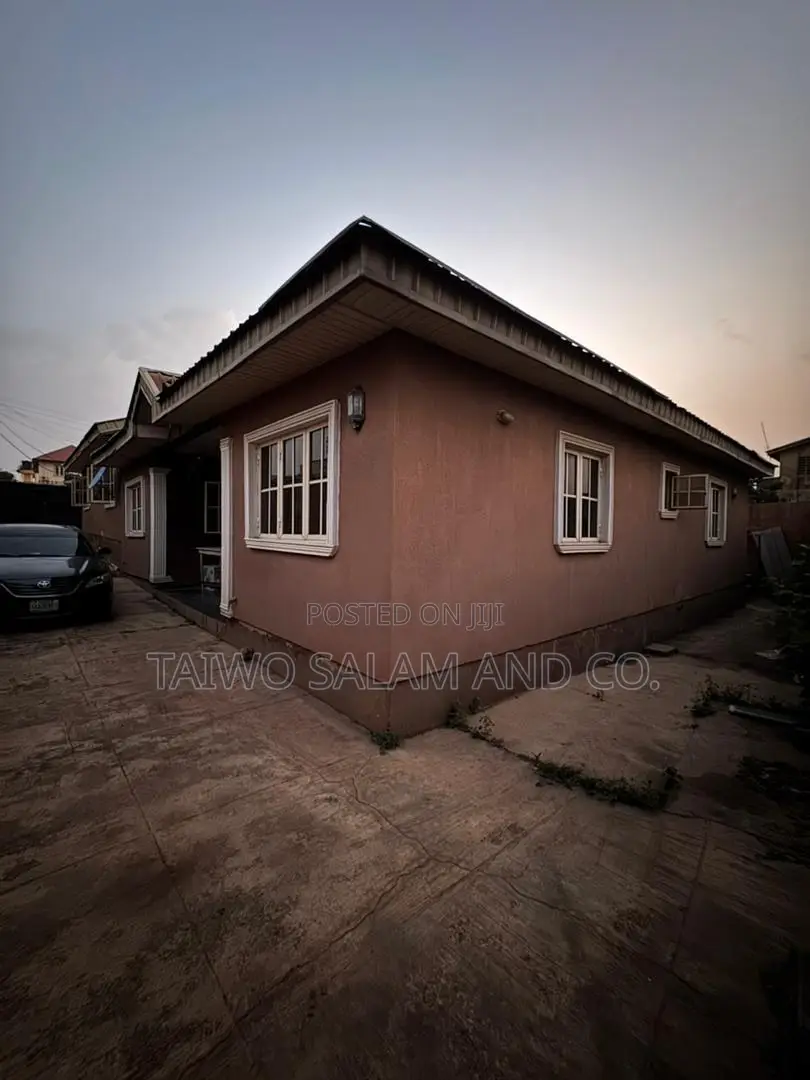 2bdrm Block of Flats in Omolayo Estate, Akala Express for sale