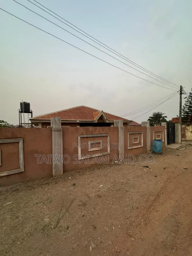 2bdrm Block of Flats in Omolayo Estate, Akala Express for sale