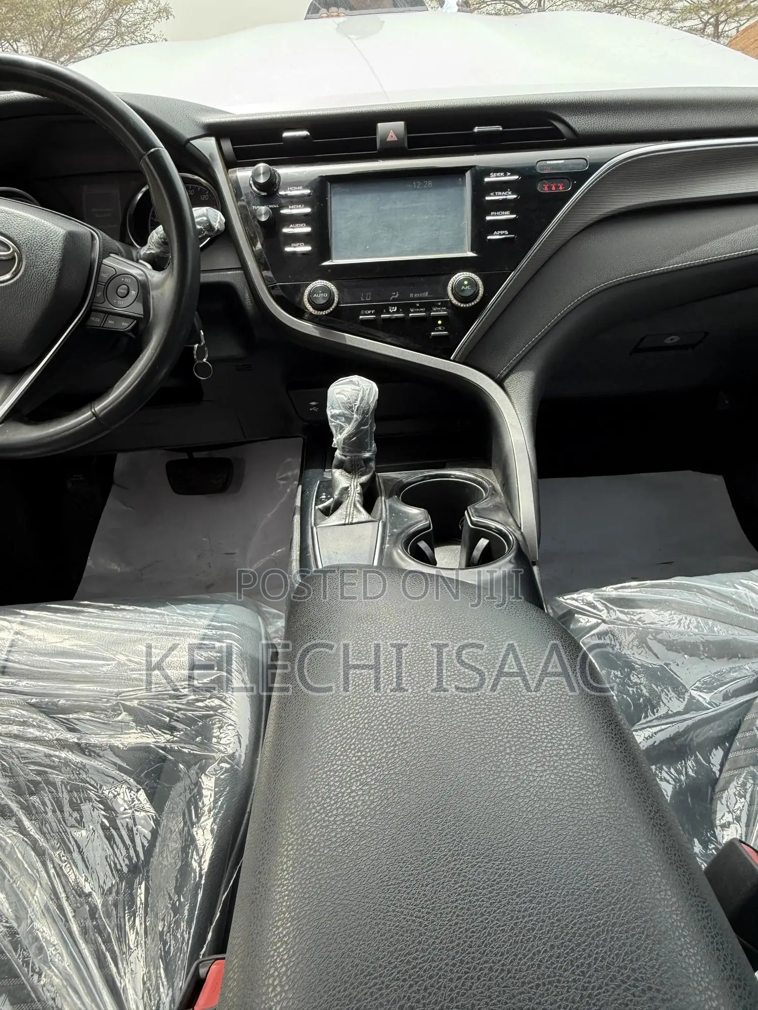 Toyota Camry SE FWD (2.5L 4cyl 8AM) 2018 White