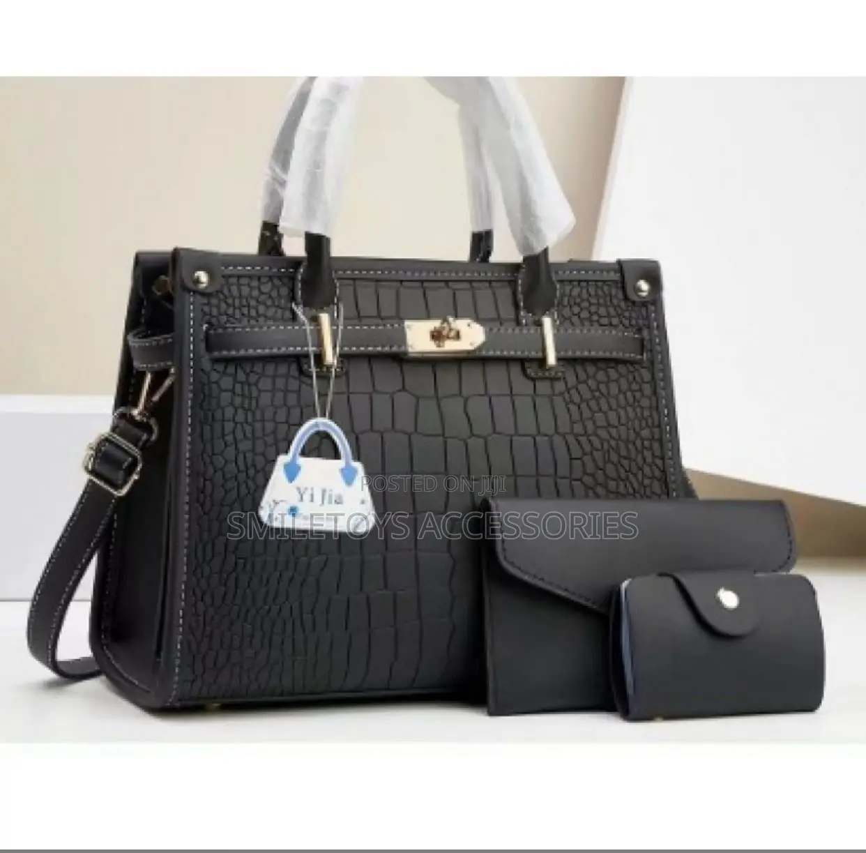 Elegant Crocodile-Pattern Bag With Matching Purses Strap
