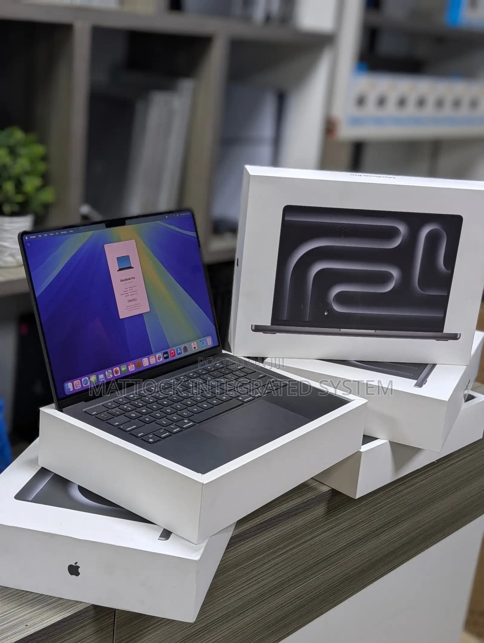 New Laptop Apple Macbook Pro 2025 M5 14-inch 24GB Apple M5 SSD 512GB