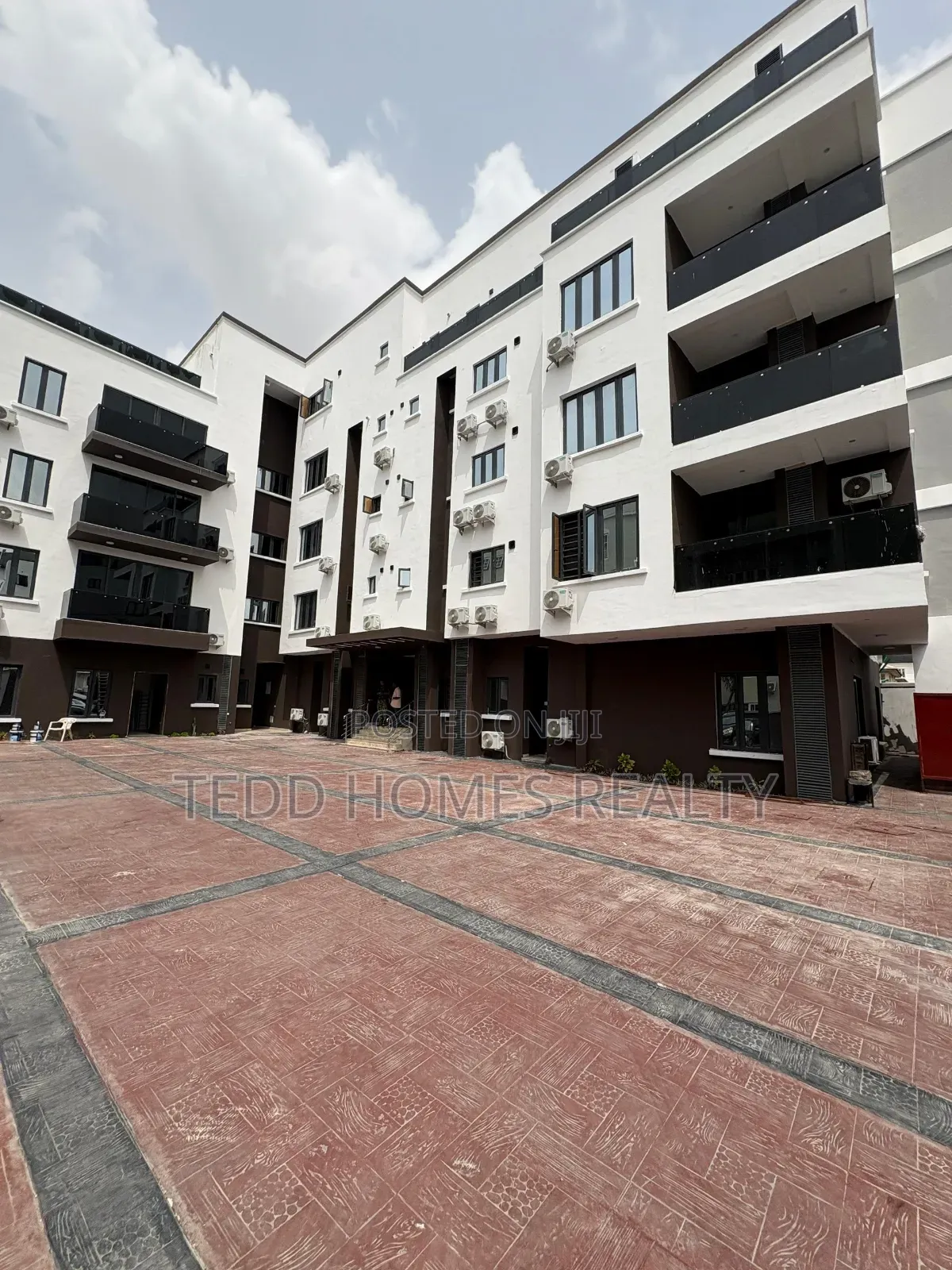 3bdrm Apartment in Lekki for sale