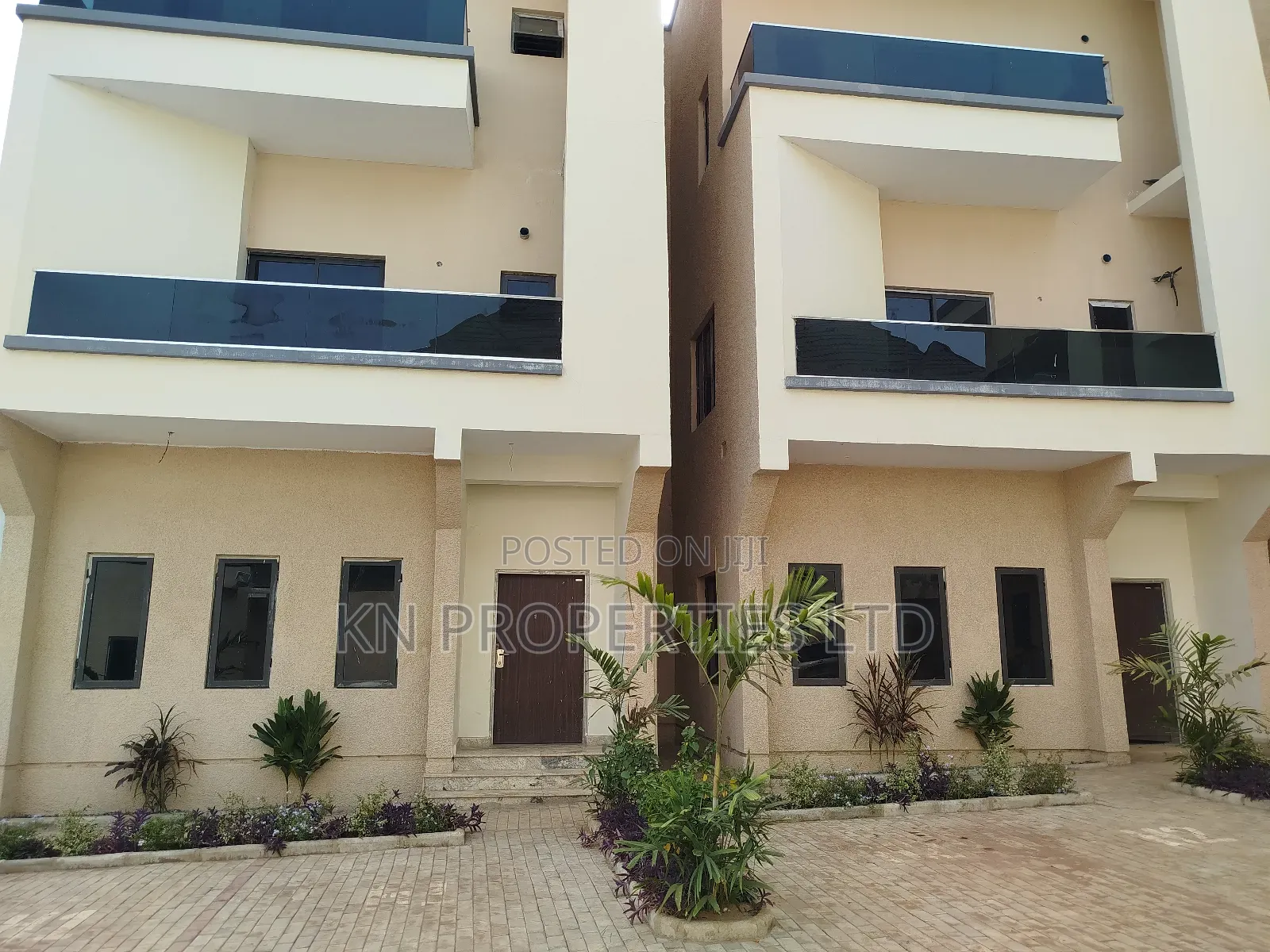 4bdrm Duplex in Durumi for sale