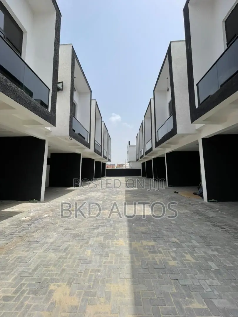 4bdrm Duplex in Ikota for sale