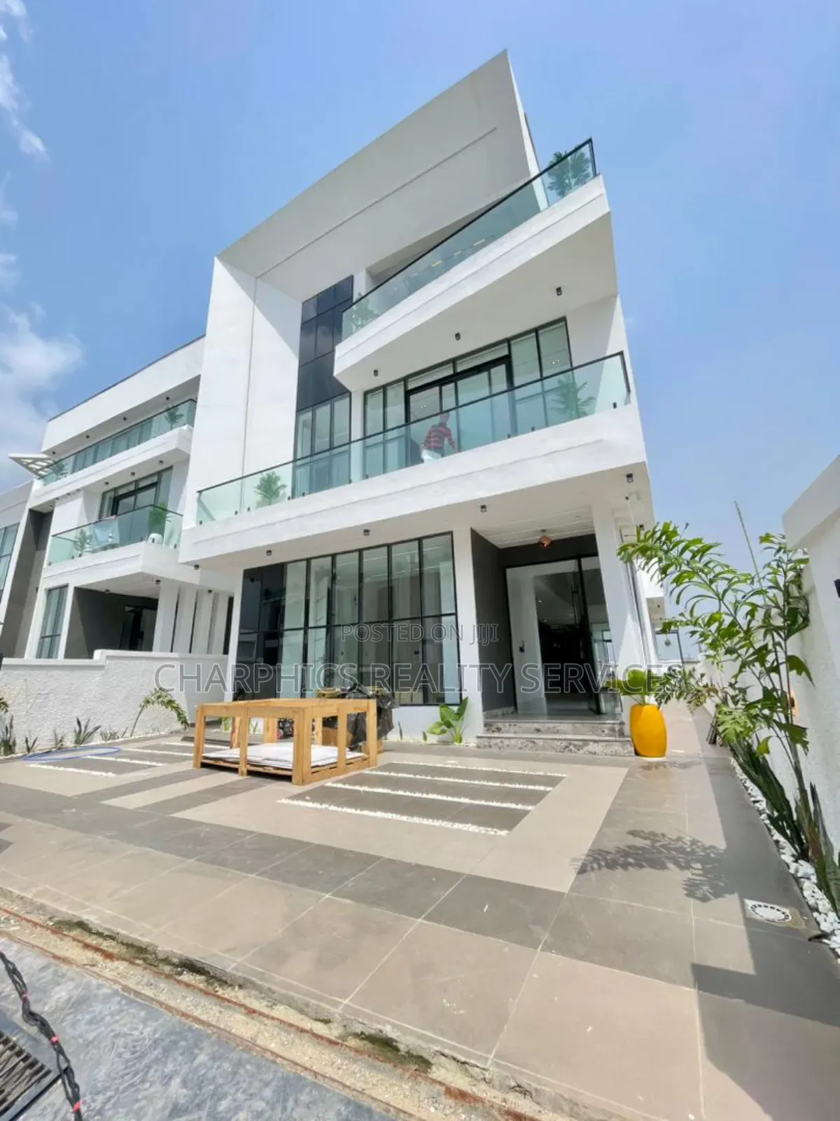 5bdrm Duplex in Chevron for sale