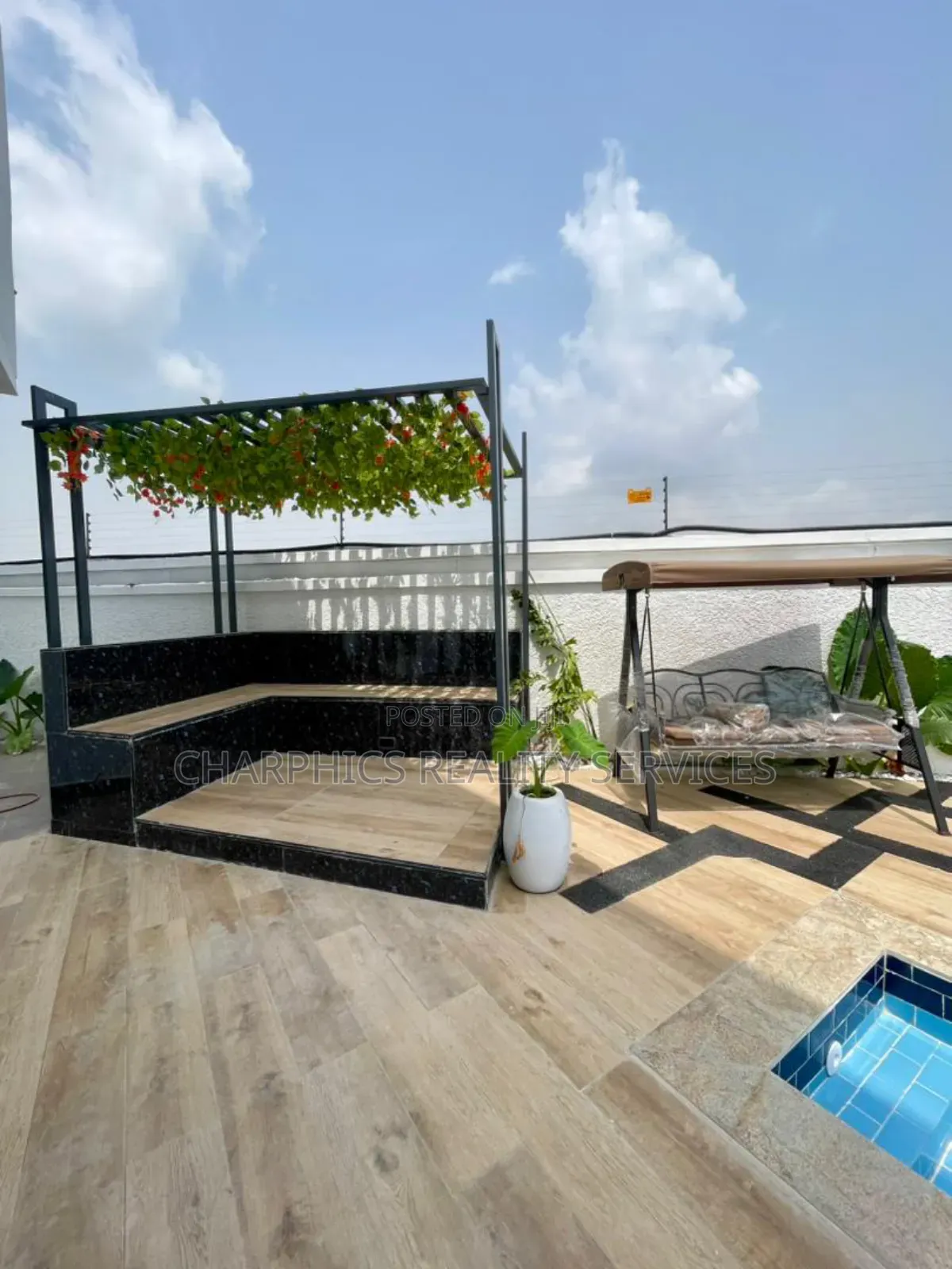 5bdrm Duplex in Chevron for sale