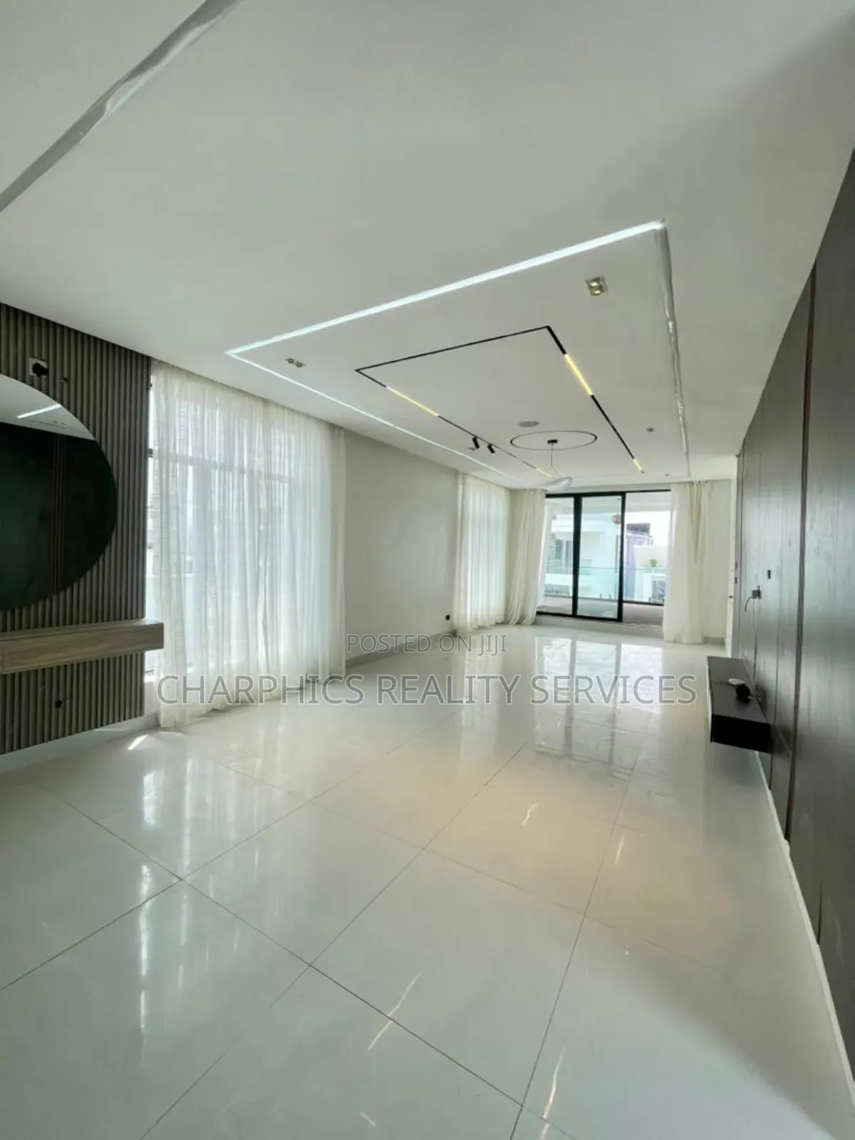 5bdrm Duplex in Chevron for sale