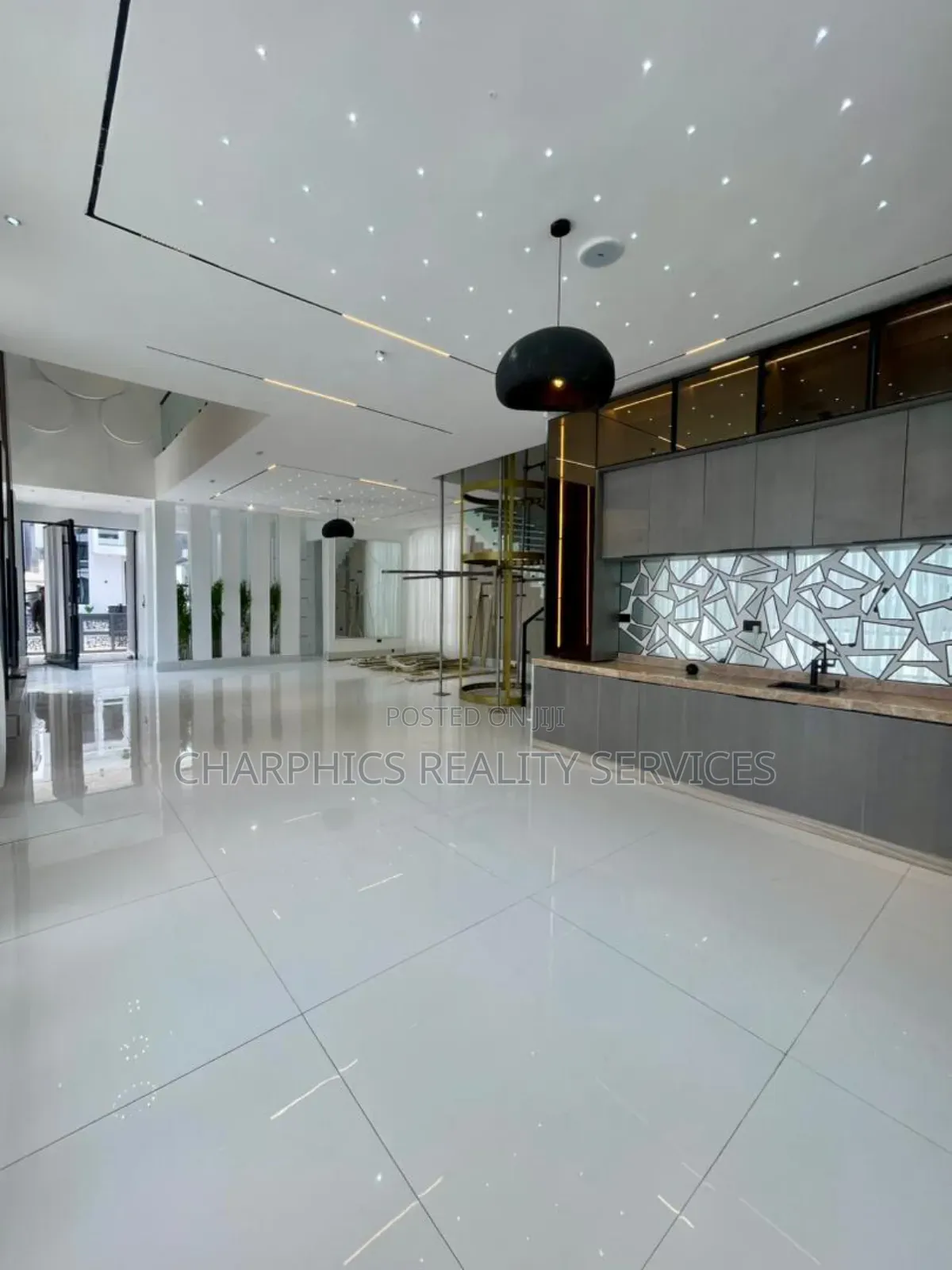 5bdrm Duplex in Chevron for sale