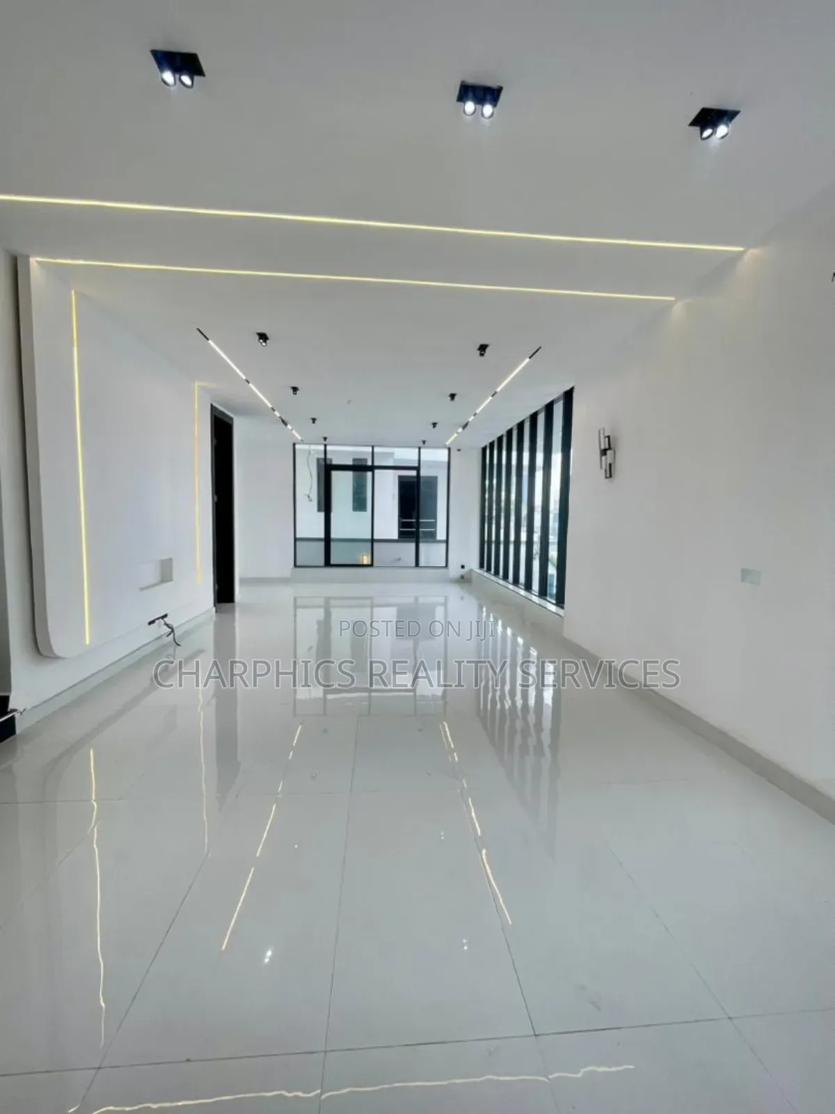 5bdrm Duplex in Chevron for sale