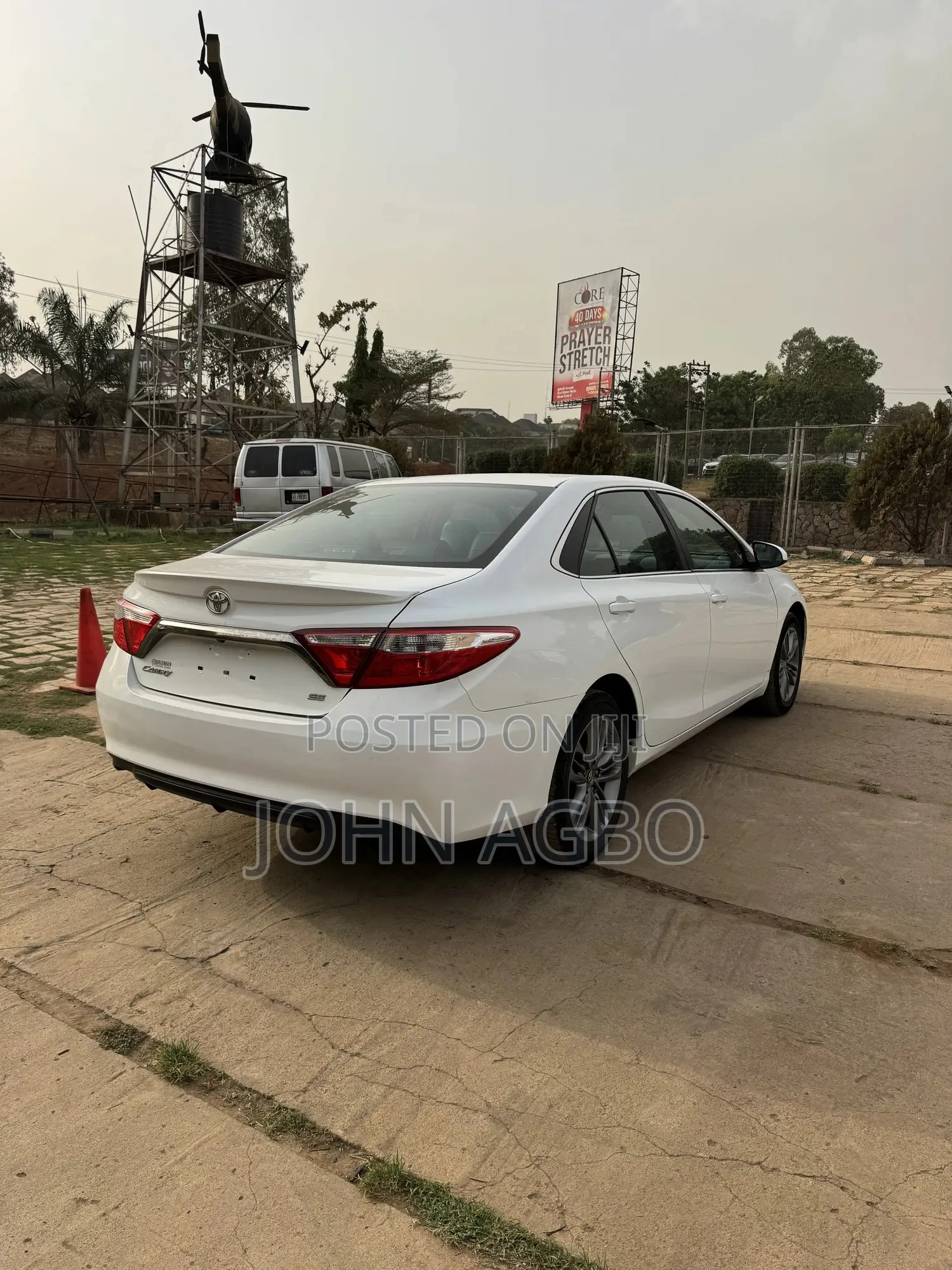 Toyota Camry SE w/Special Edition Pkg (2.5L 4cyl 6A) 2016 White