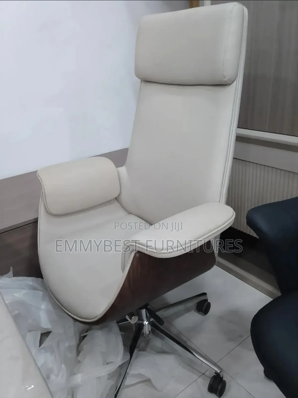 Executive Swivel Leather Office Chair.