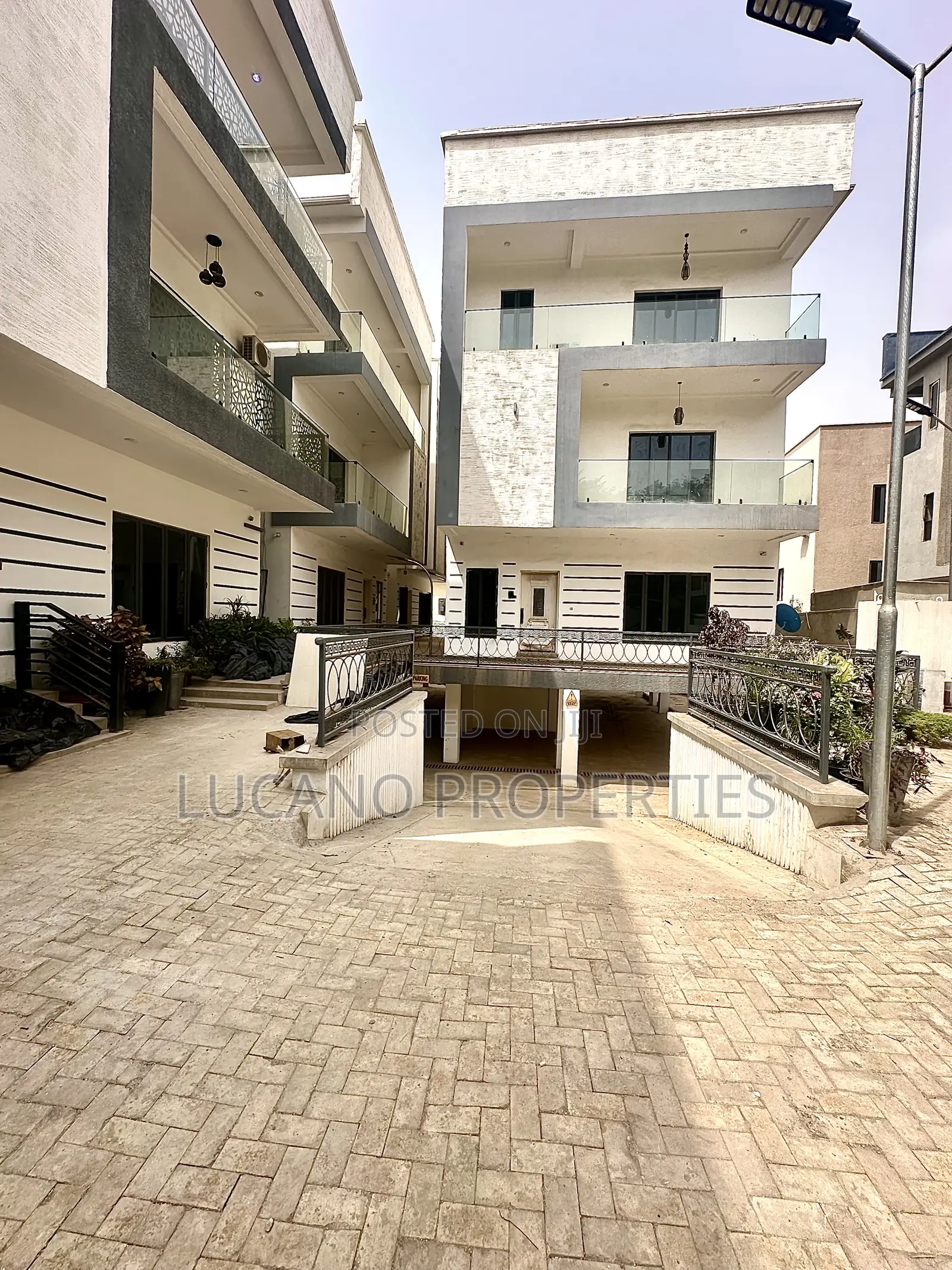 5bdrm Duplex in Utako District for sale