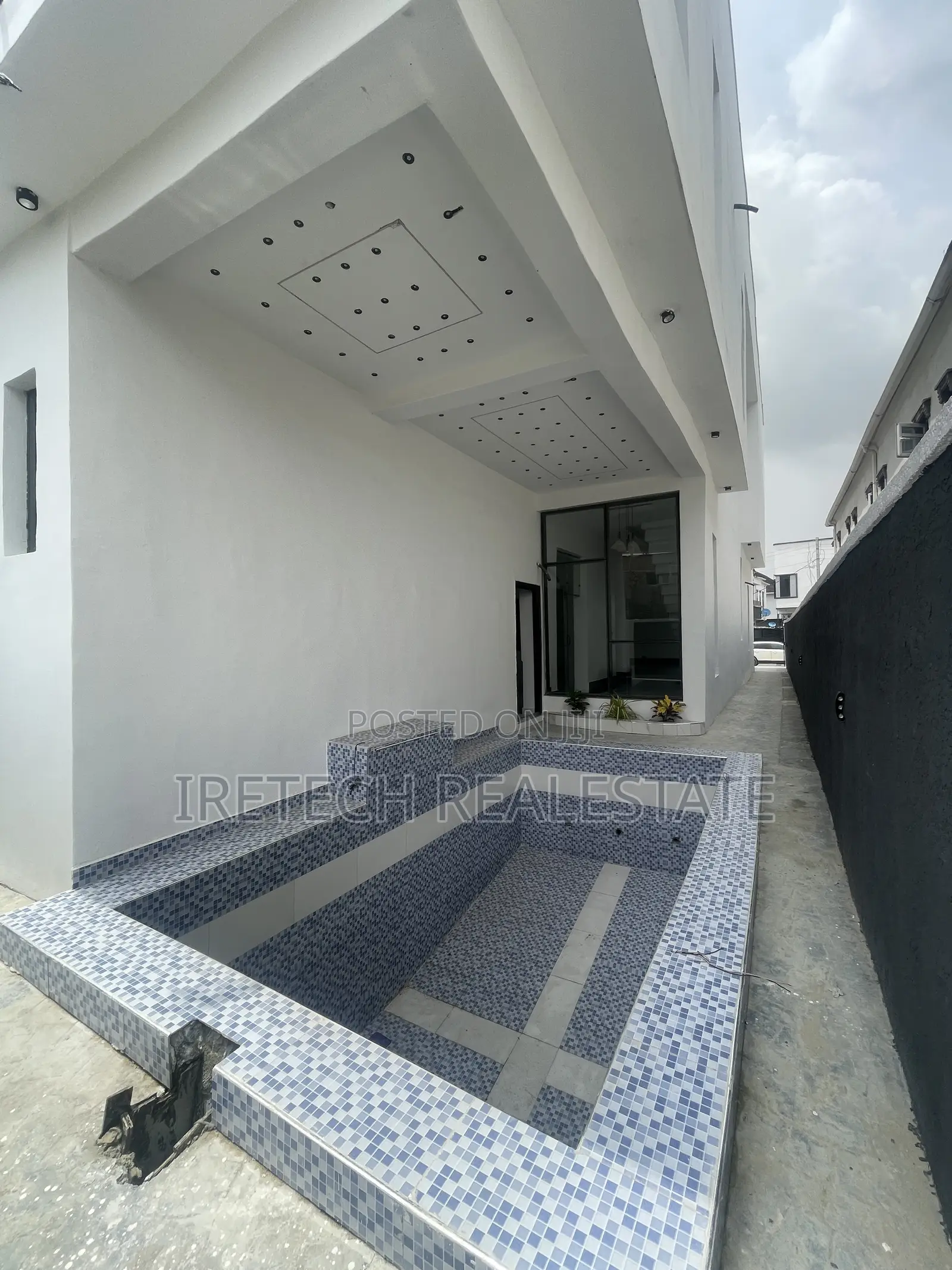 5bdrm Duplex in Ajah By Skymall, Off Lekki-Epe Expressway for sale