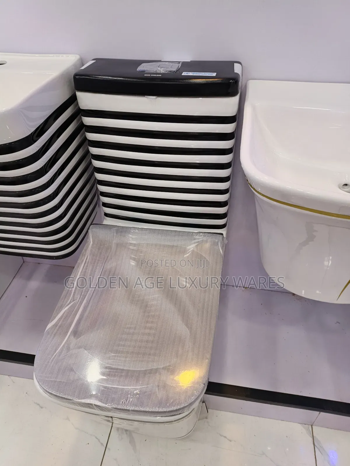 Rimed Body Black and White Luxury Wc Set With Wash Hand Basin