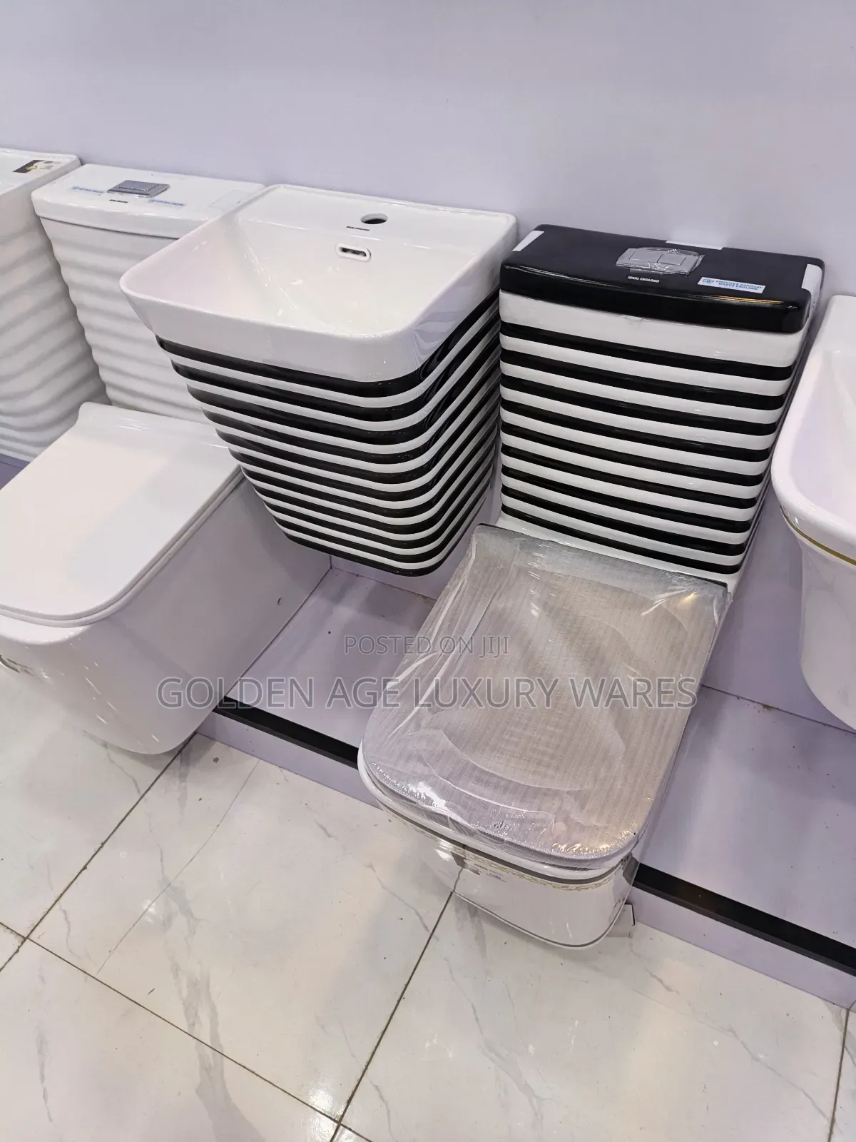 Rimed Body Black and White Luxury Wc Set With Wash Hand Basin