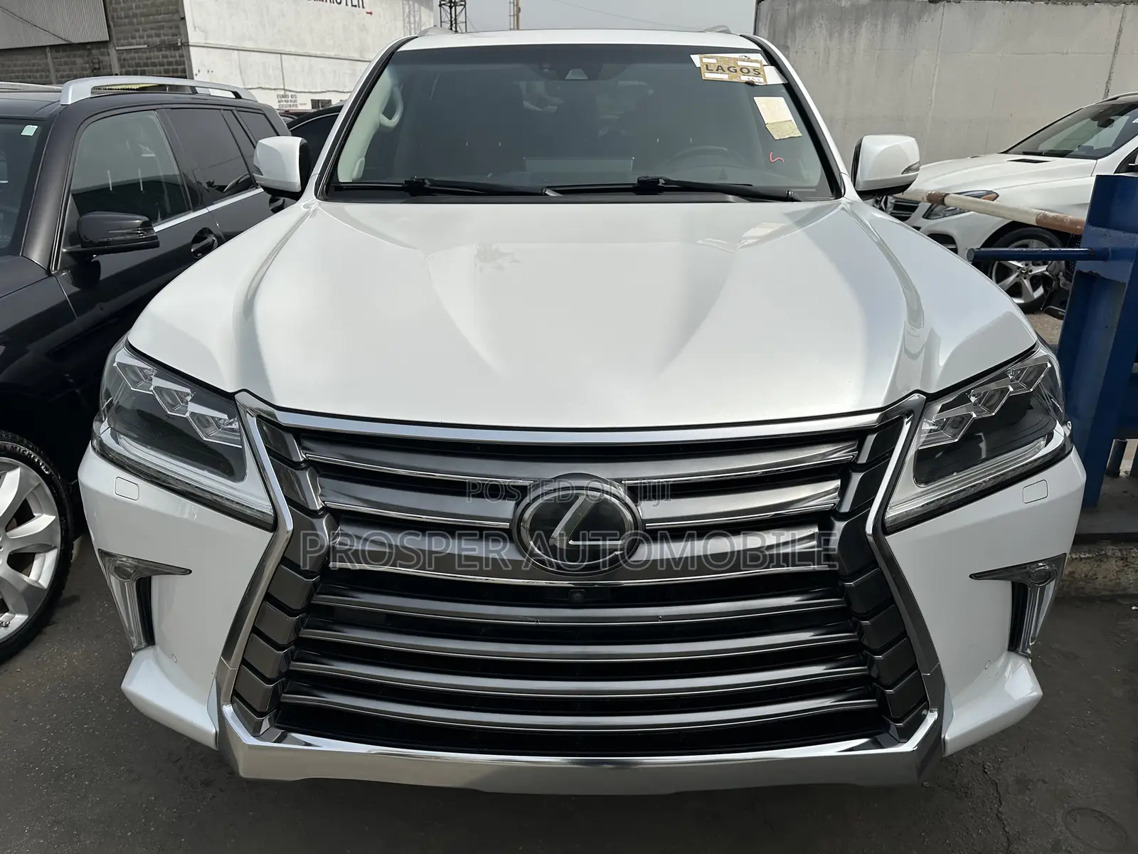 Lexus LX 570 AWD 2019 White