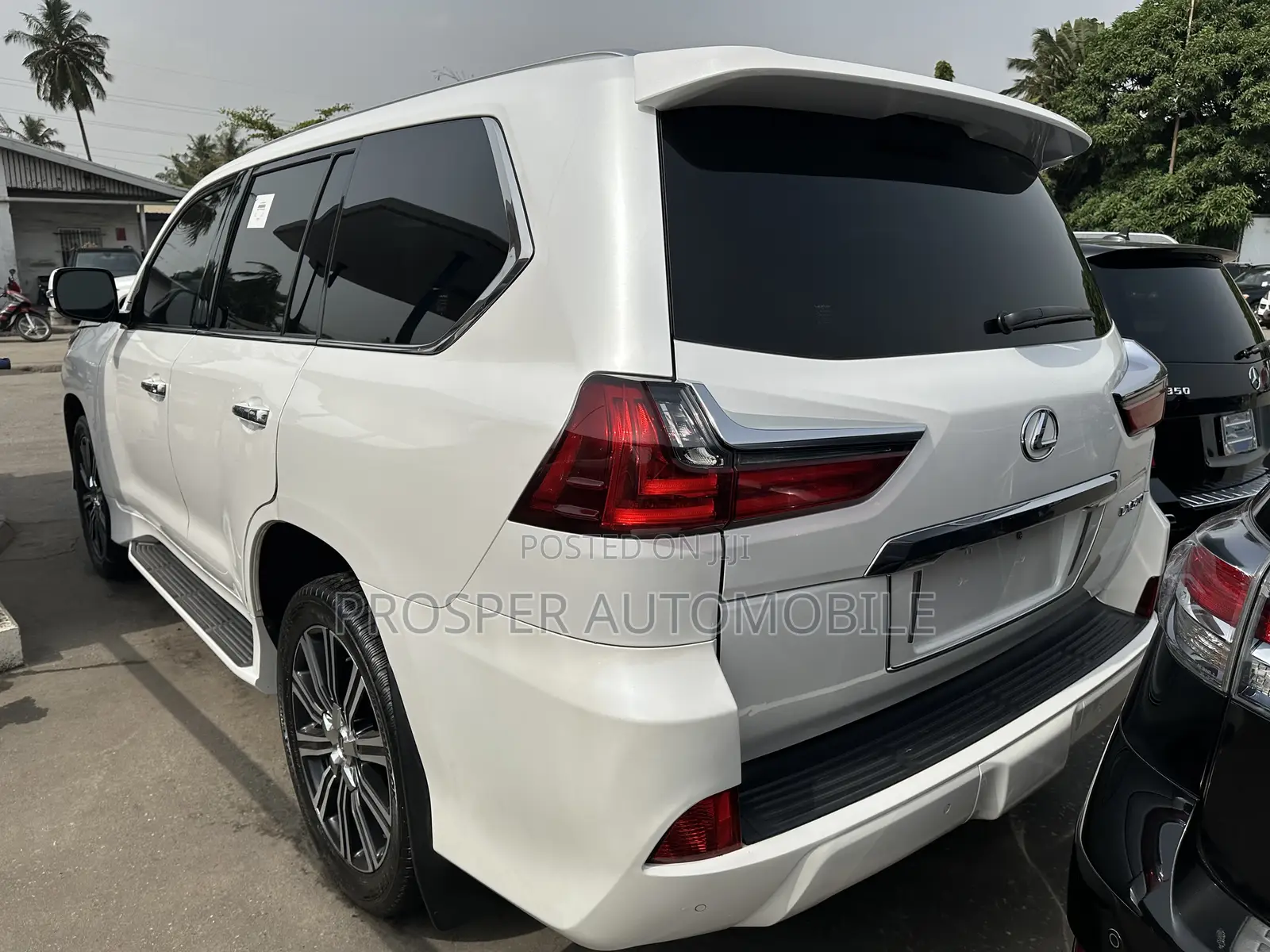 Lexus LX 570 AWD 2019 White