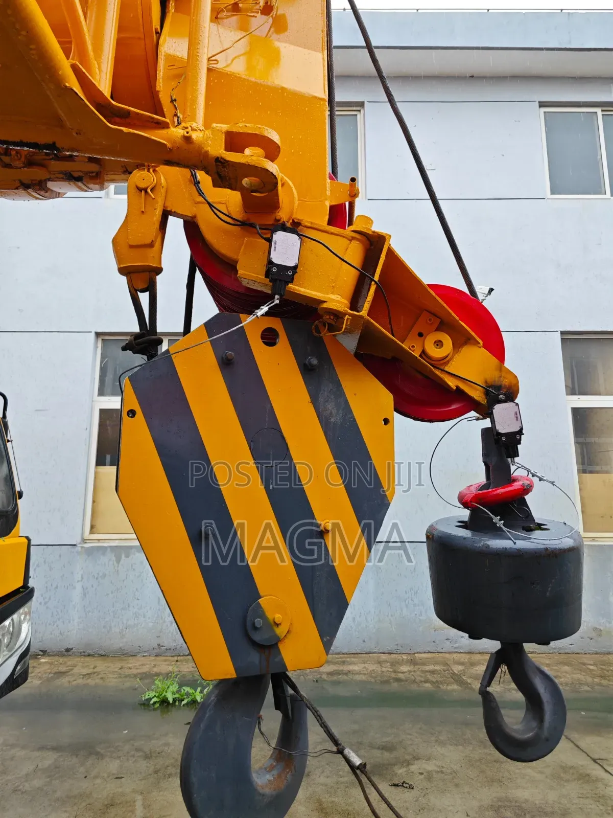 For Sale: Heavy-Duty Mobile Crane – XCMG Qy130k