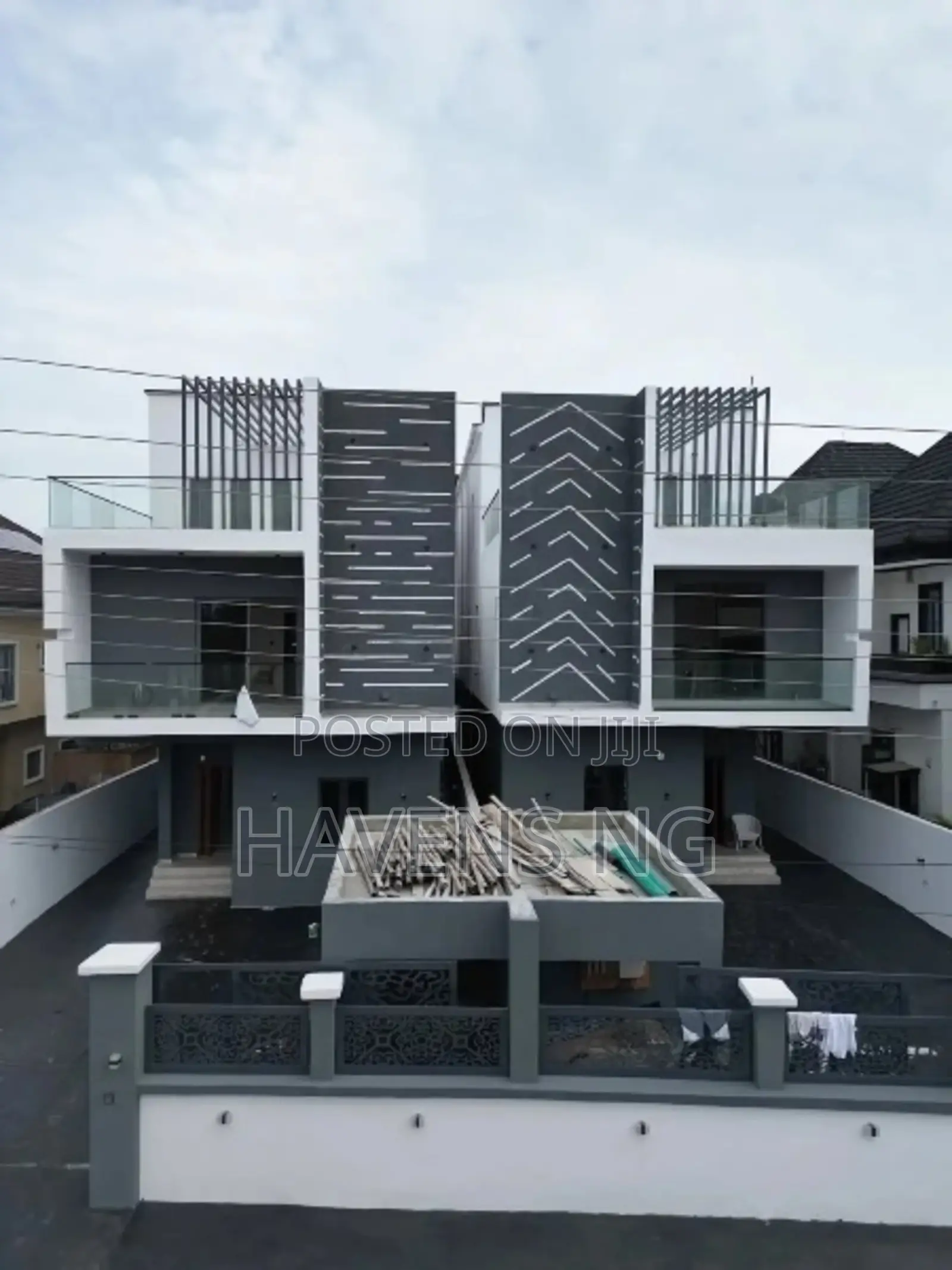 5bdrm Duplex in Ikota for sale