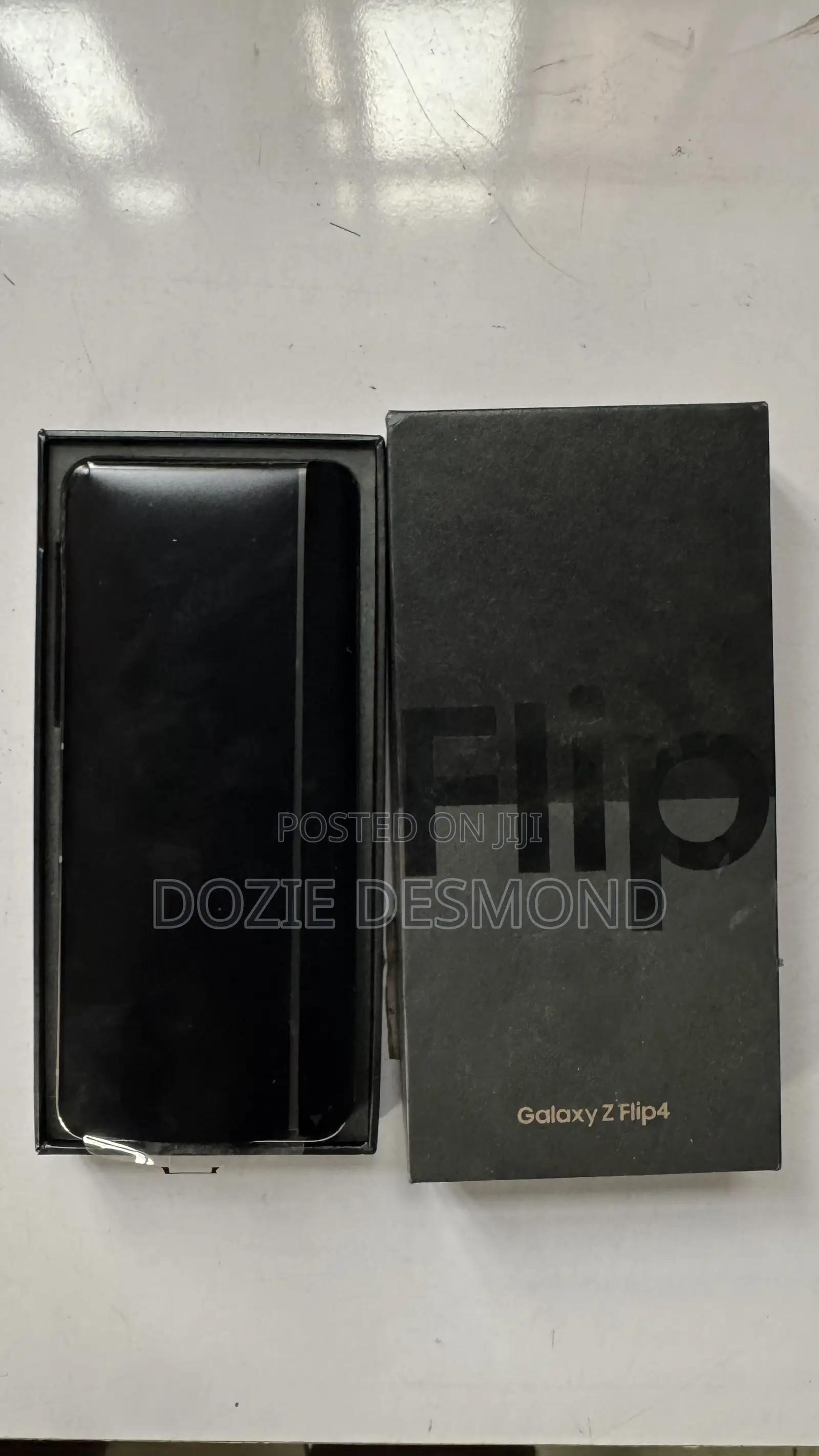 New Samsung Galaxy Z Flip4 128 GB Gold