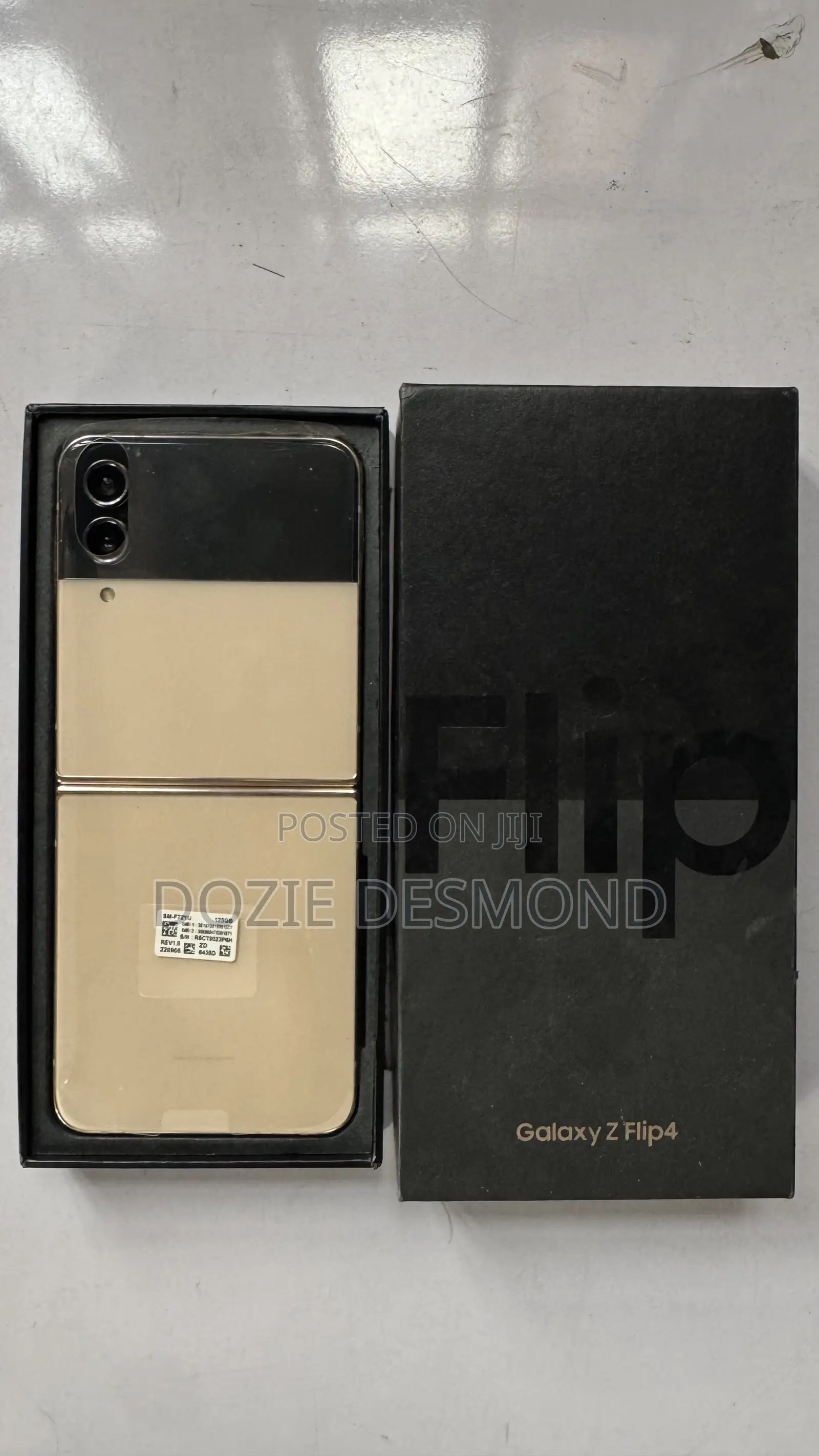 New Samsung Galaxy Z Flip4 128 GB Gold