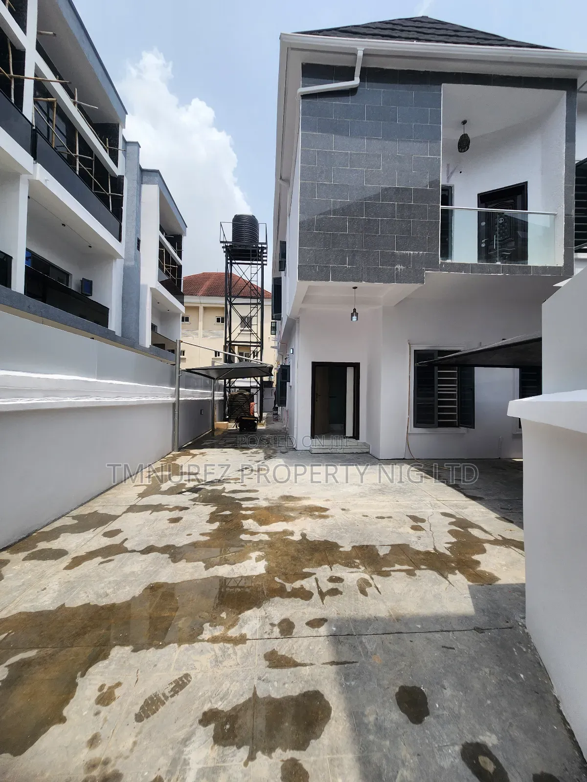 Mini Flat in Chevron for rent