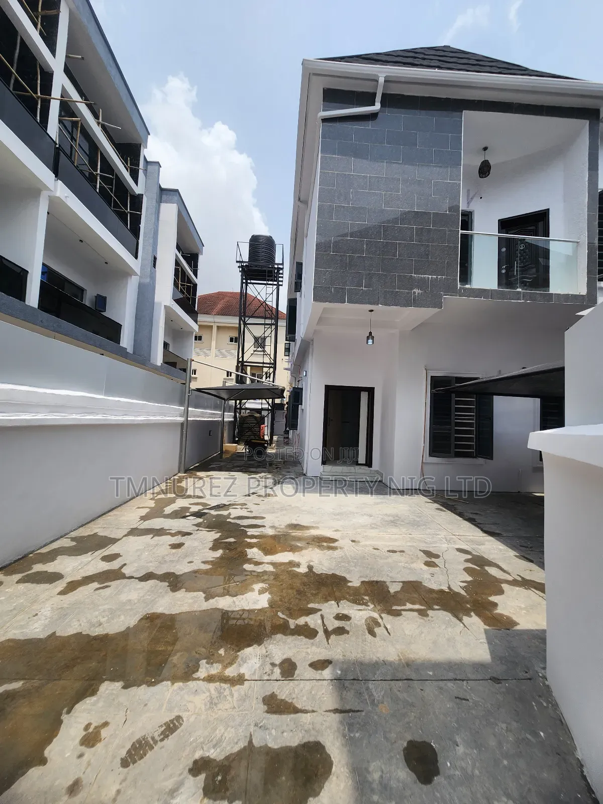 Mini Flat in Chevron for rent
