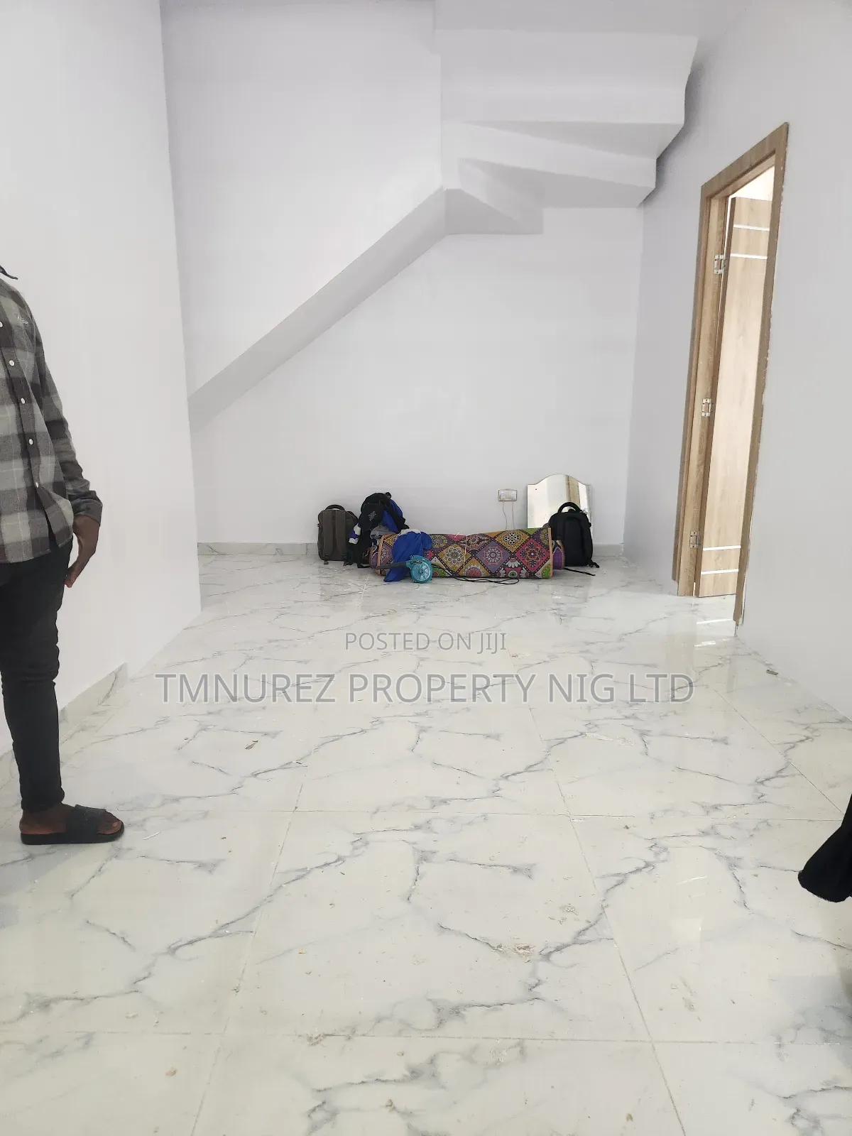 Mini Flat in Chevron for rent