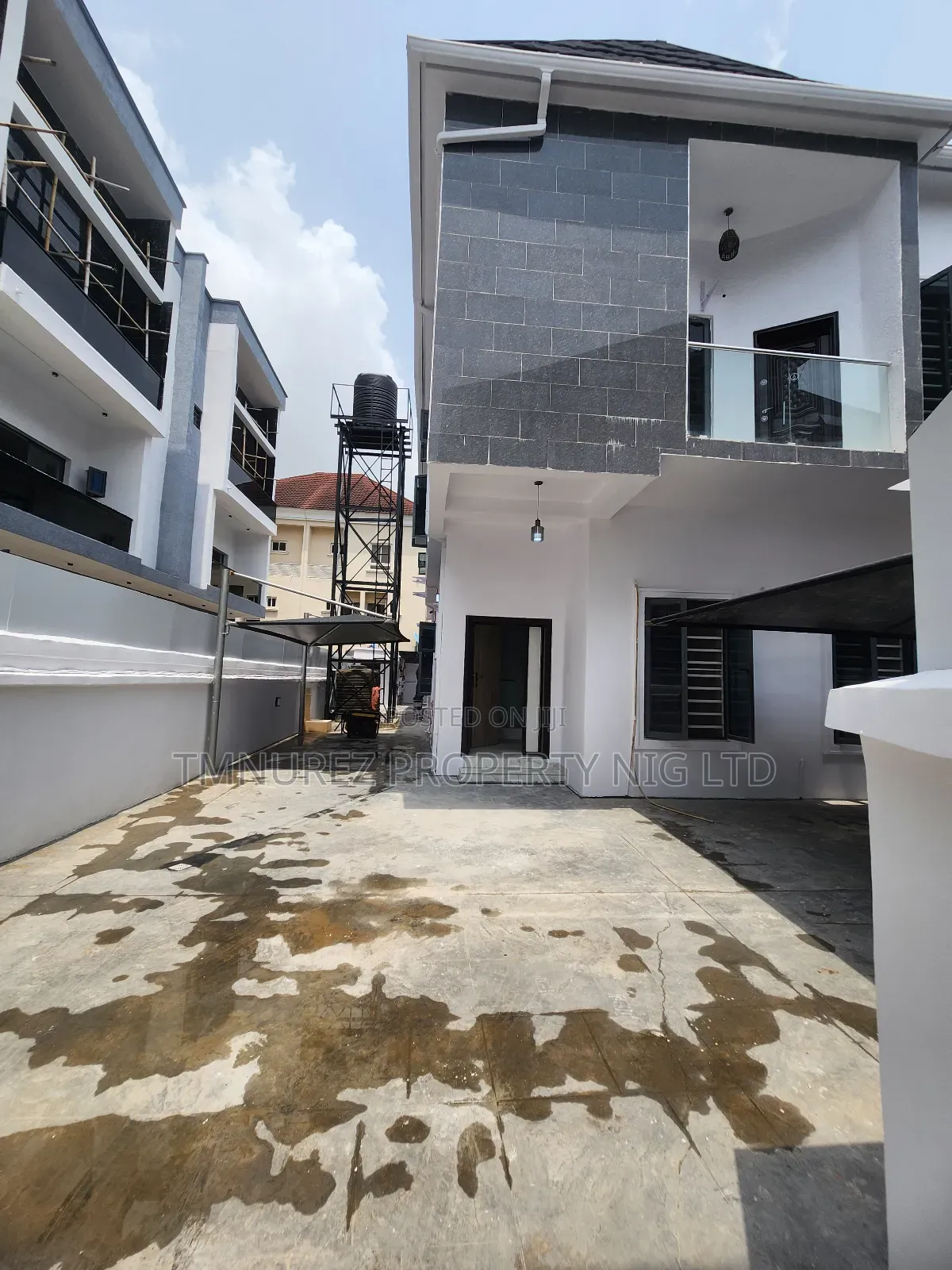 Mini Flat in Chevron for rent