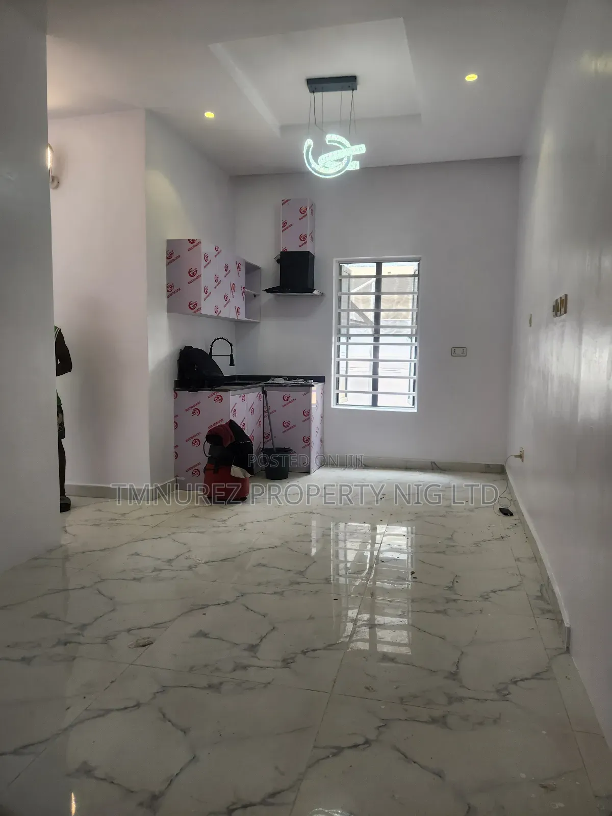 Mini Flat in Chevron for rent