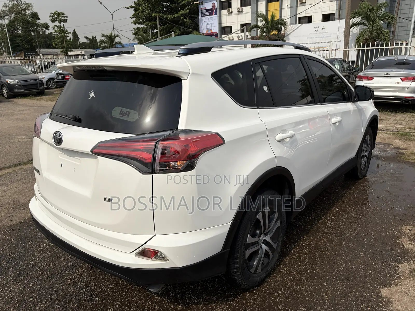 Toyota RAV4 LE FWD (2.5L 4cyl 6A) 2017 White