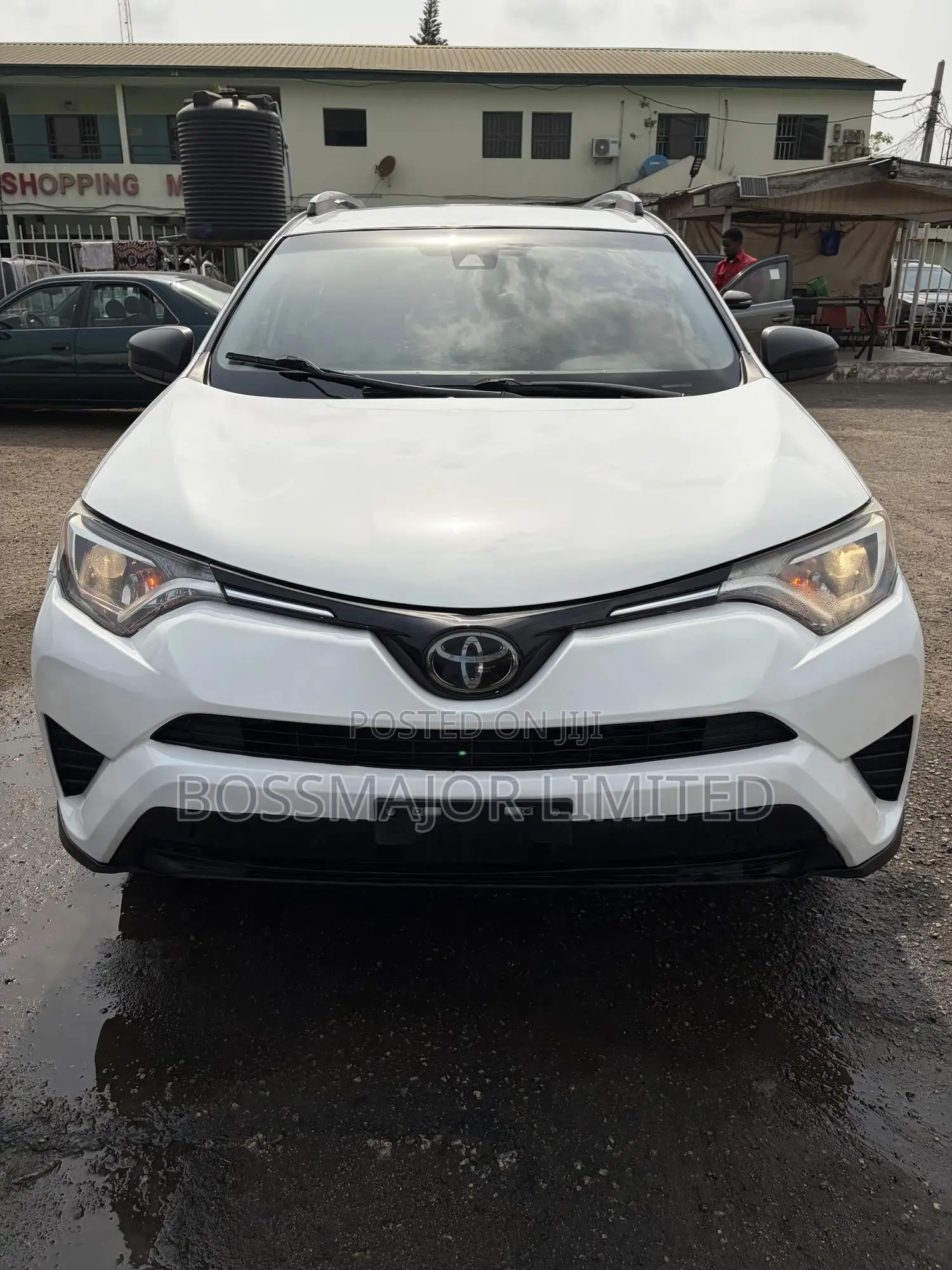 Toyota RAV4 LE FWD (2.5L 4cyl 6A) 2017 White