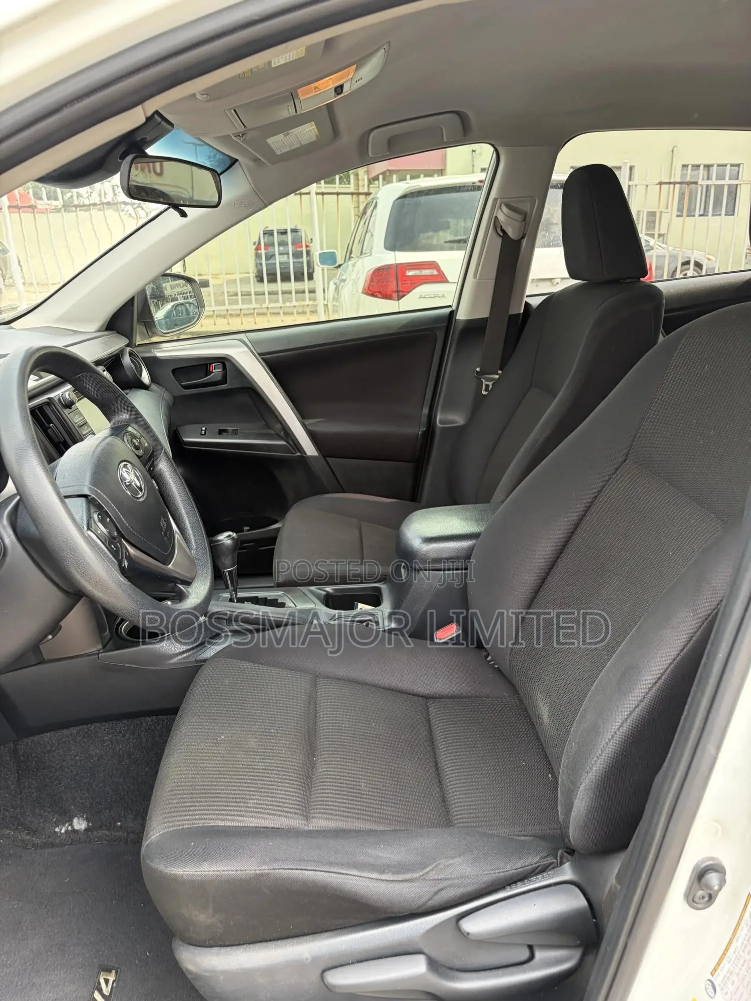 Toyota RAV4 LE FWD (2.5L 4cyl 6A) 2017 White