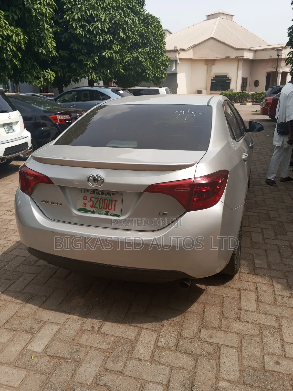 Toyota Corolla LE Premium 4dr Sedan (1.8L 4cyl CVT) 2016 Silver