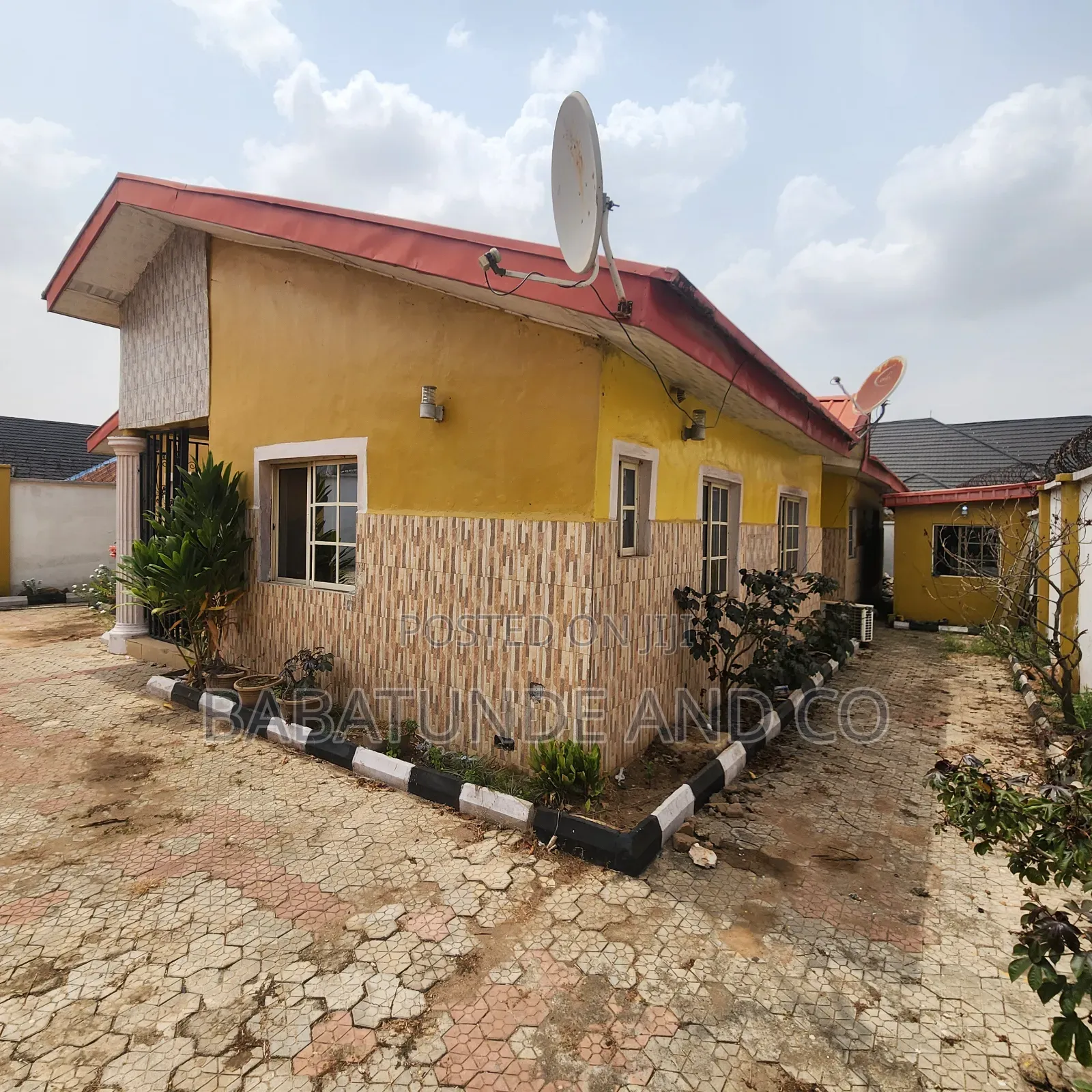4bdrm Bungalow in Oluyole Estate for sale