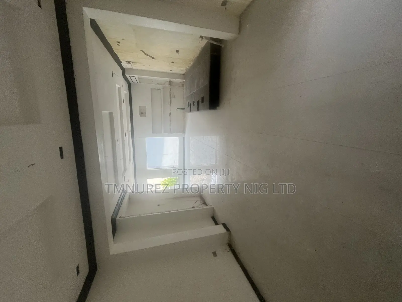 Showroom Shop to Let in a Mall