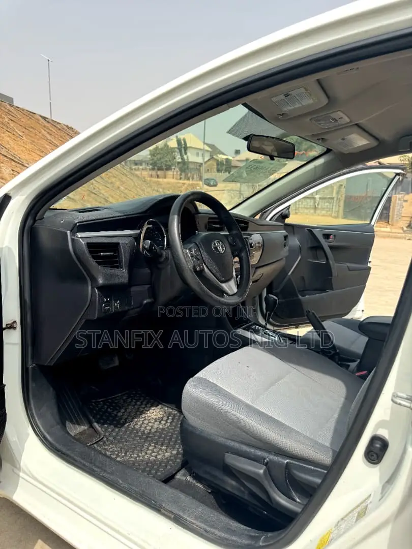 Toyota Corolla LE 4dr Sedan (1.8L 4cyl CVT) 2016 White