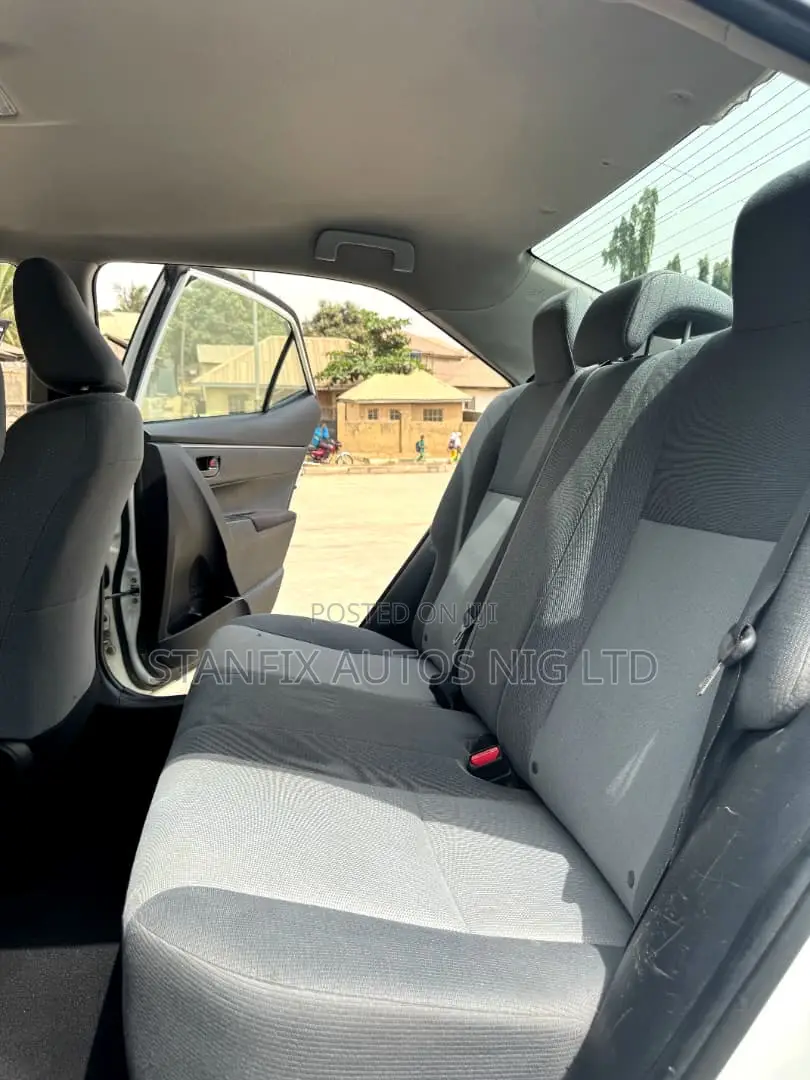 Toyota Corolla LE 4dr Sedan (1.8L 4cyl CVT) 2016 White