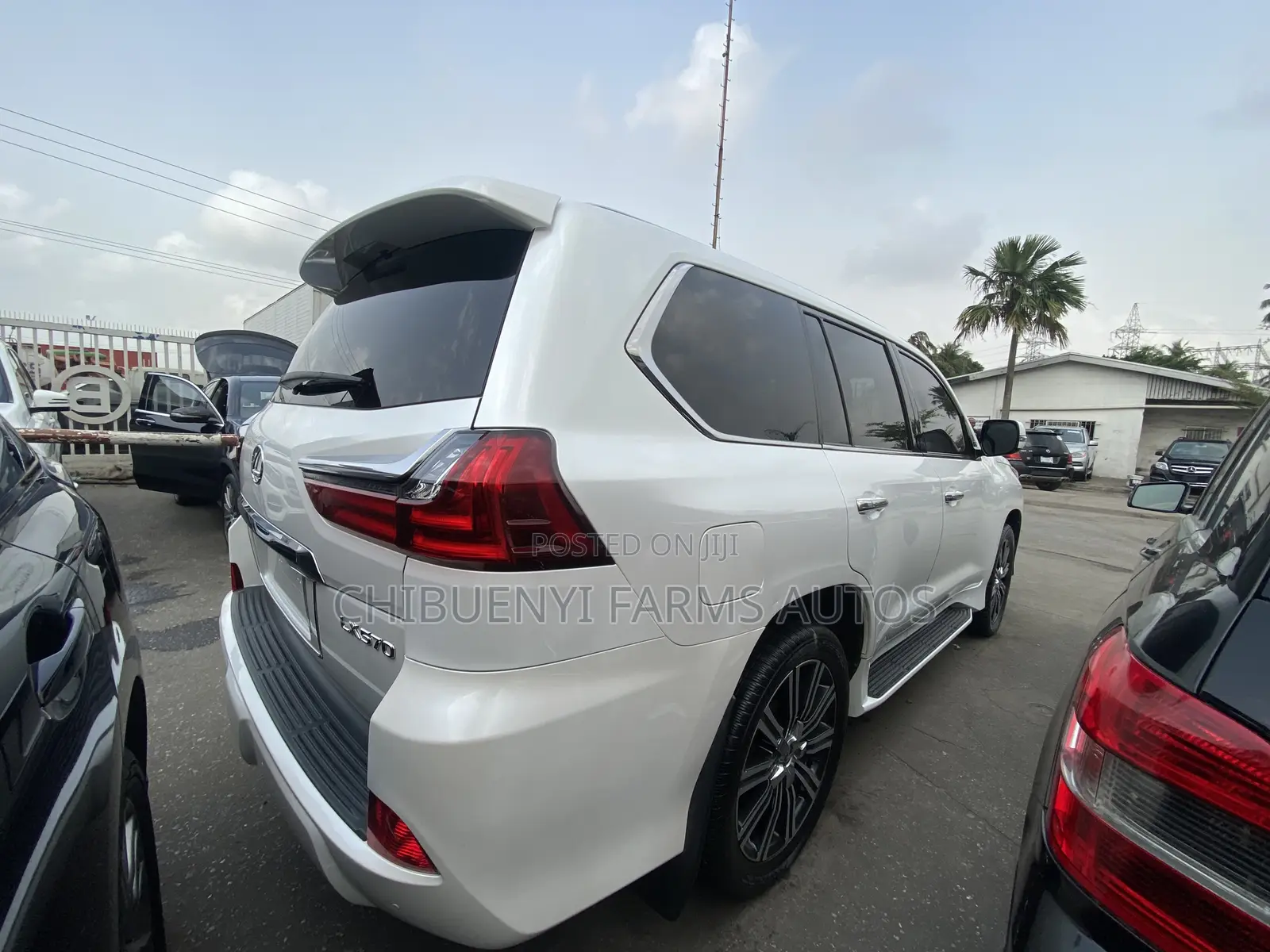 Lexus LX 570 AWD 2019 White